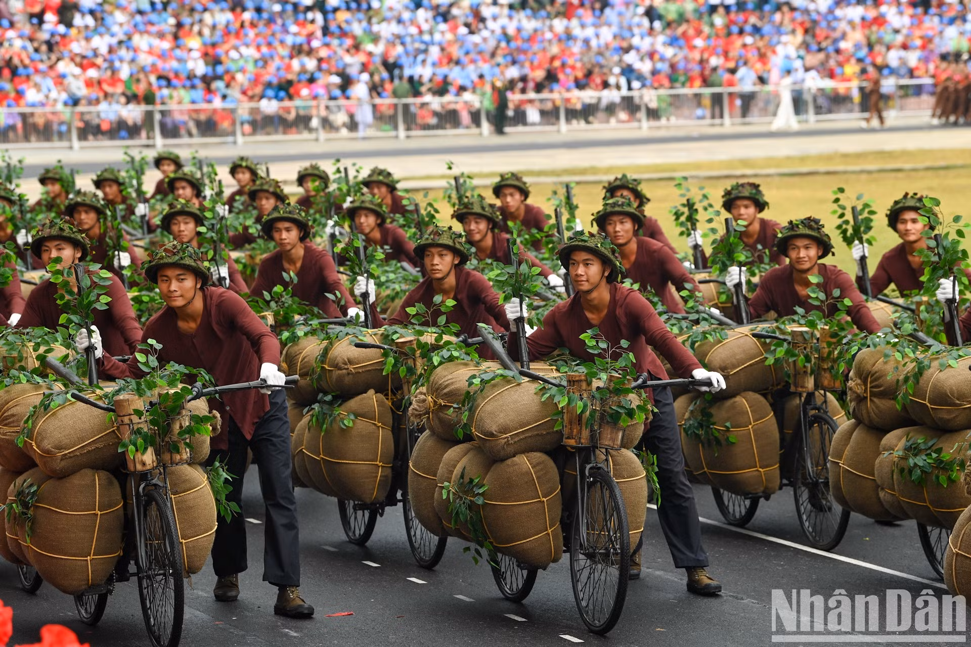 Группа народных носильщиков фронта.