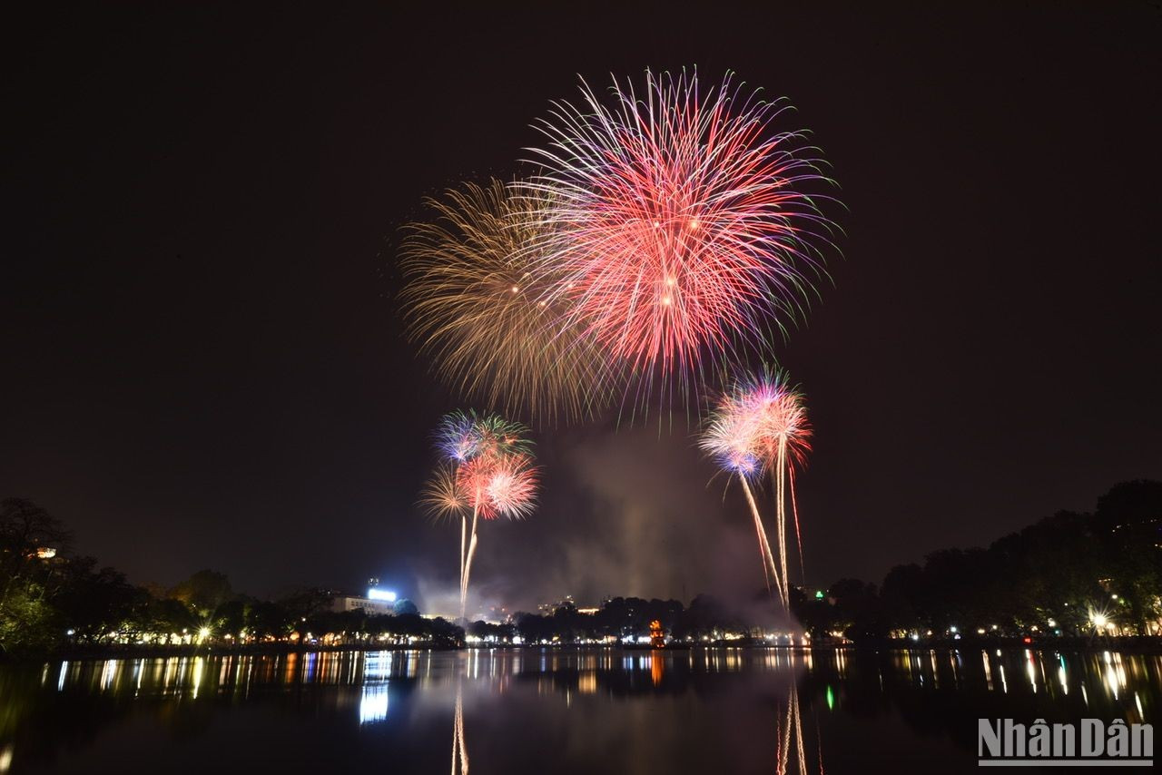 Фейерверки в ночном небе над Ханоем. Фото: Тхань Дат