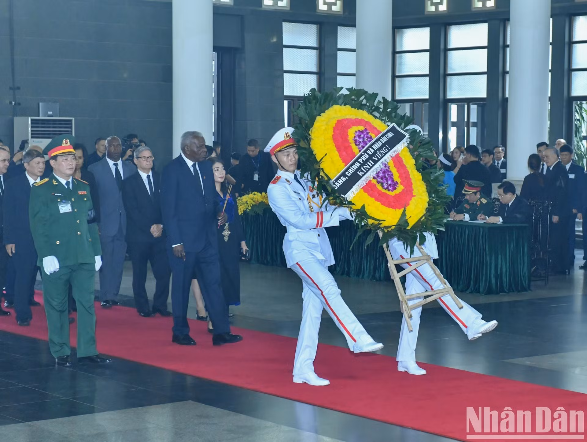 Делегация Кубы чтит память Генерального секретаря ЦК КПВ Нгуен Фу Чонга.