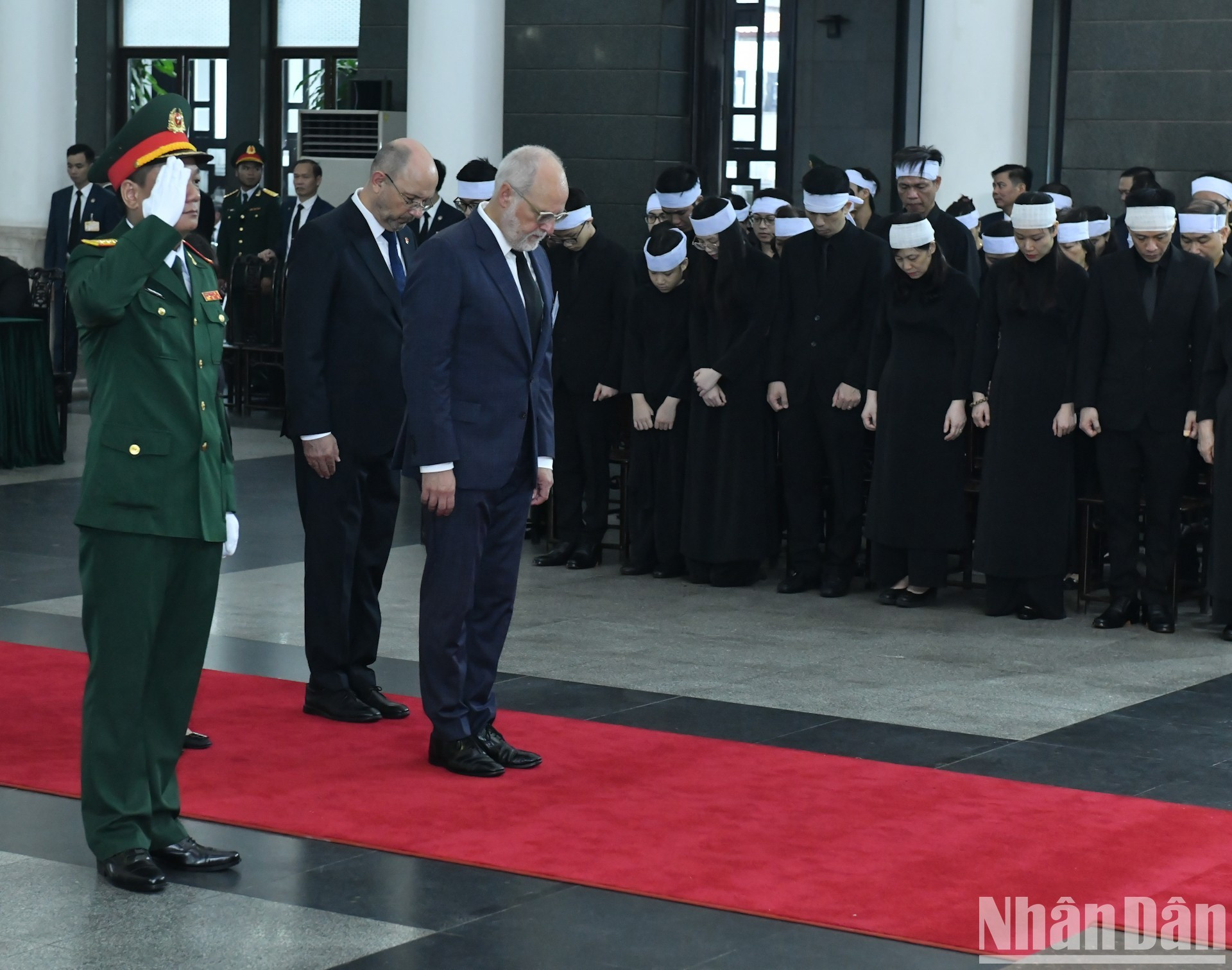 Делегация Швейцарии чтит память Генерального секретаря ЦК КПВ Нгуен Фу Чонга. Делегация Швейцарии чтит память Генерального секретаря ЦК КПВ Нгуен Фу Чонга.