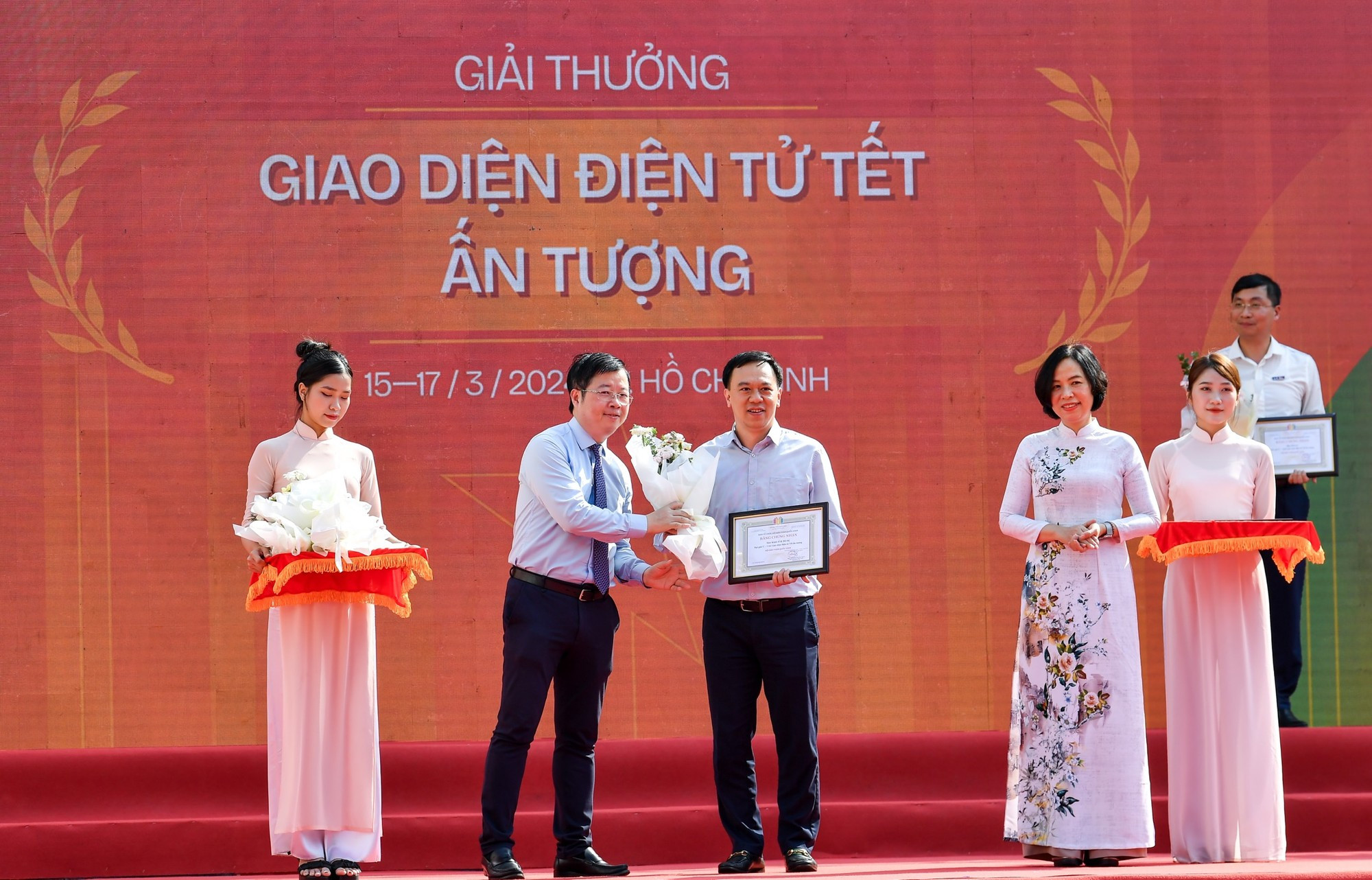 Заместитель министра информации и коммуникаций Нгуен Тхань Лам представителю газеты «Нянзан» приз B в категории «Впечатляющий интерфейс электронной газеты по случаю Тэта». Заместитель министра информации и коммуникаций Нгуен Тхань Лам представителю газеты «Нянзан» приз B в категории «Впечатляющий интерфейс электронной газеты по случаю Тэта».