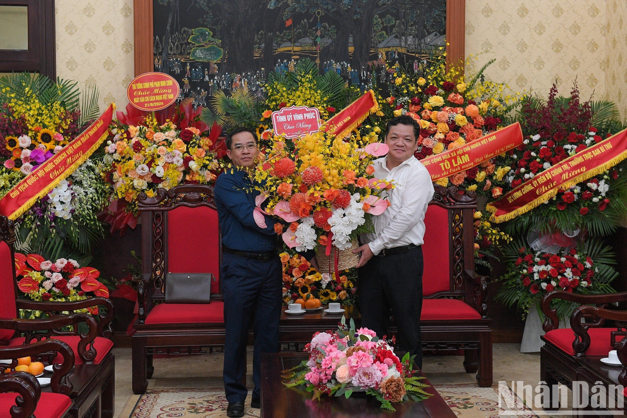 Делегация Парткома провинции Виньфук поздравляет журналистов газеты «Нянзан». Делегация Парткома провинции Виньфук поздравляет журналистов газеты «Нянзан».