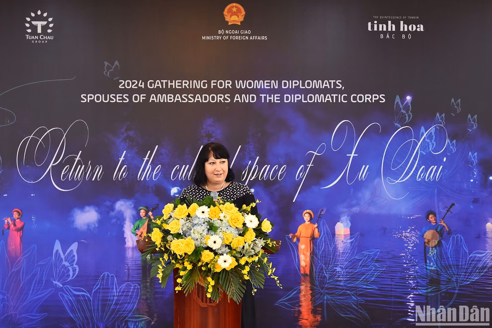 Посол Румынии во Вьетнаме Кристина Ромила выступает на мероприятии.