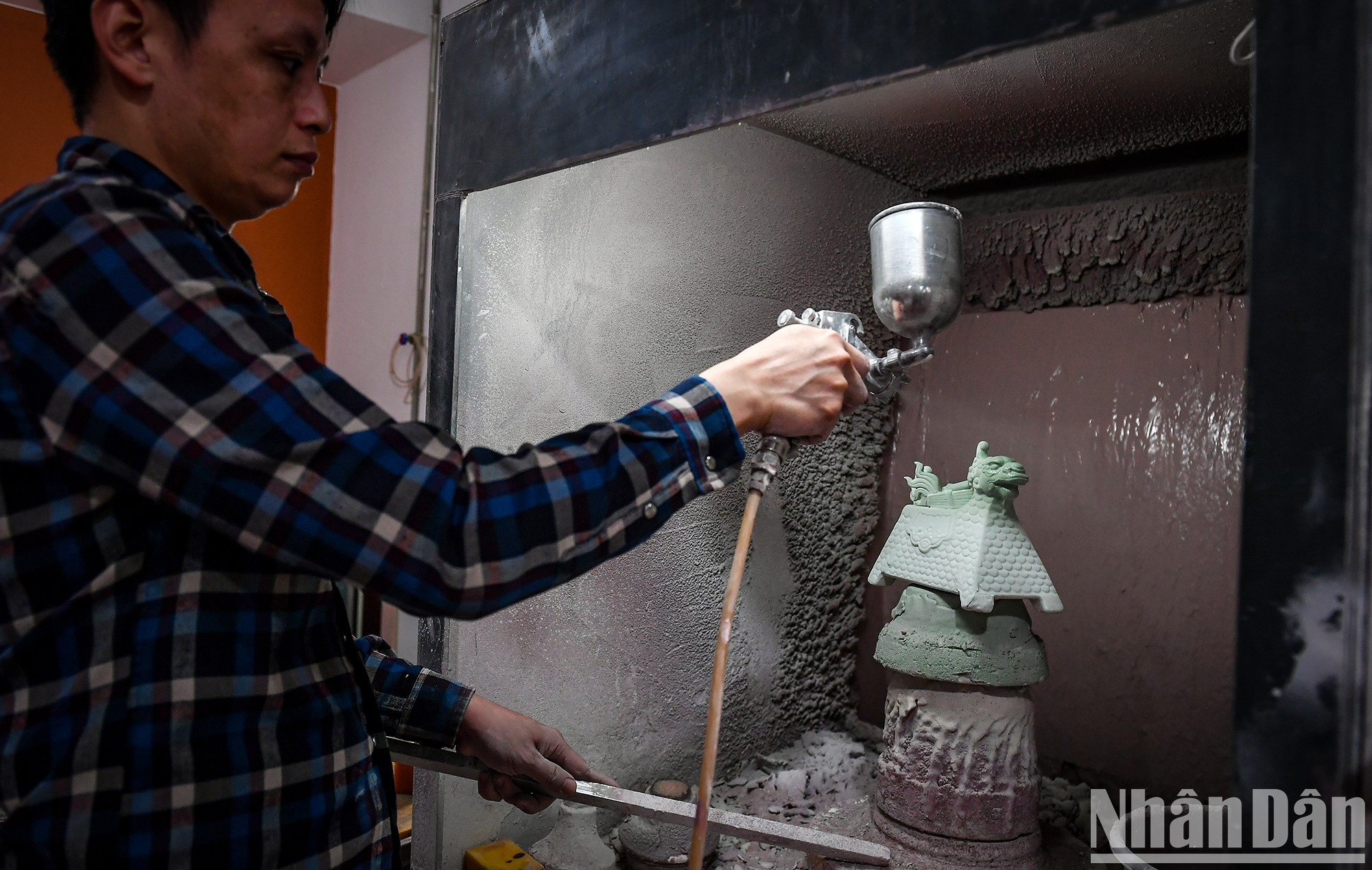 На следующем этапе, при стандартной сухости изделие покрывают красками. На следующем этапе, при стандартной сухости изделие покрывают красками.