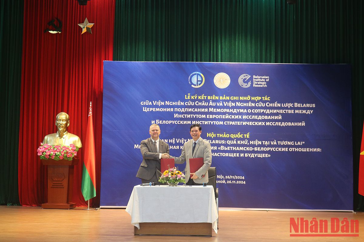 Директор Института европейских исследований при ВАОН Нгуен Тьиен Тханг и Директор Белорусского института стратегических исследований Олег Макаров подписывают меморандум о сотрудничестве. Фото: Нгок Чунг Директор Института европейских исследований при ВАОН Нгуен Тьиен Тханг и Директор Белорусского института стратегических исследований Олег Макаров подписывают меморандум о сотрудничестве. Фото: Нгок Чунг