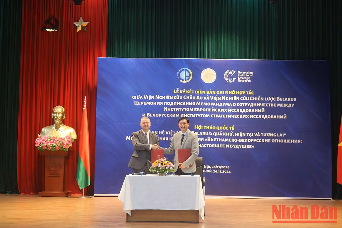 Директор Института европейских исследований при ВАОН Нгуен Тьиен Тханг и Директор Белорусского института стратегических исследований Олег Макаров подписывают меморандум о сотрудничестве. Фото: Нгок Чунг