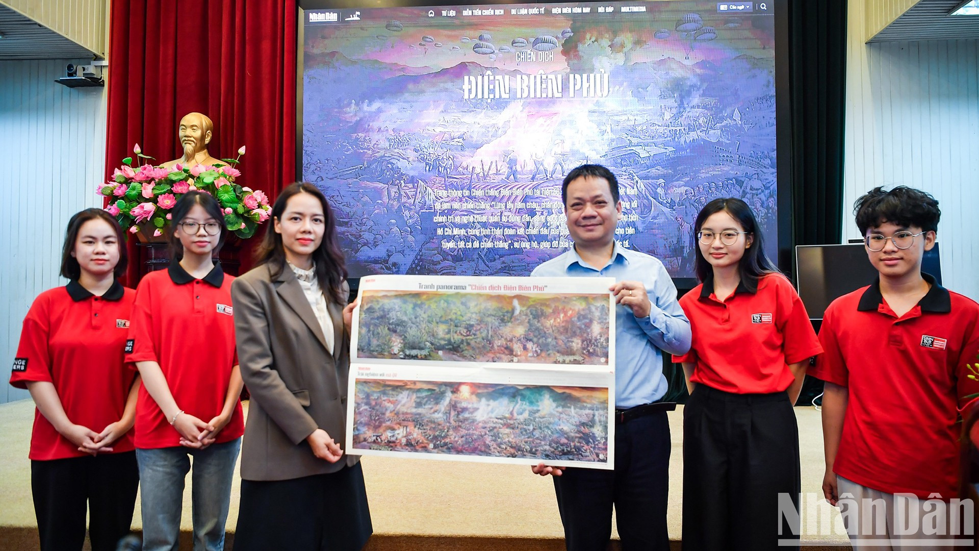 Товарищ Фам Шонг Ха дарит делегации специальные номера, посвященные «Операции Дьенбьенфу».