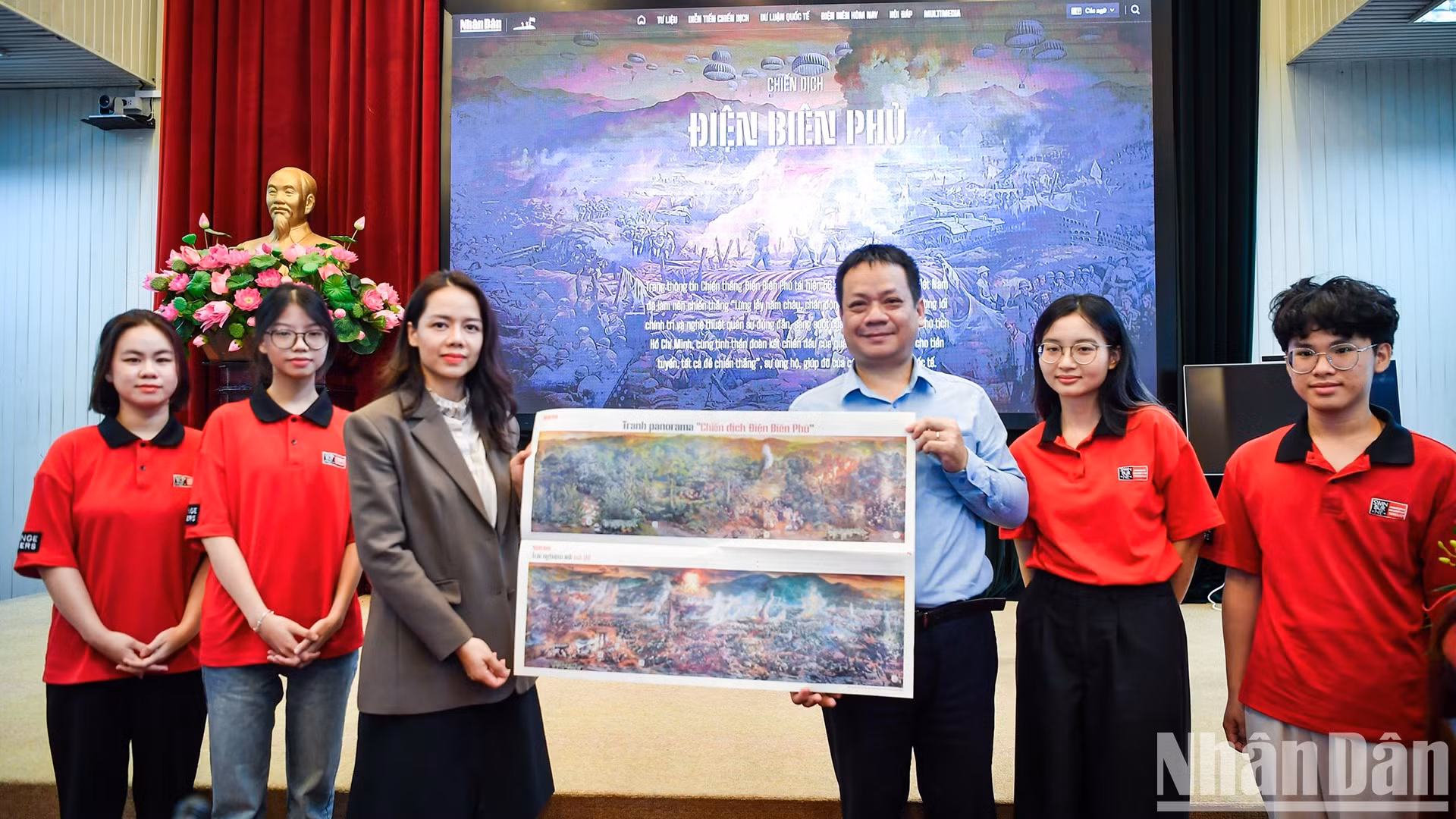 Товарищ Фам Шонг Ха дарит делегации специальные номера, посвященные «Операции Дьенбьенфу».