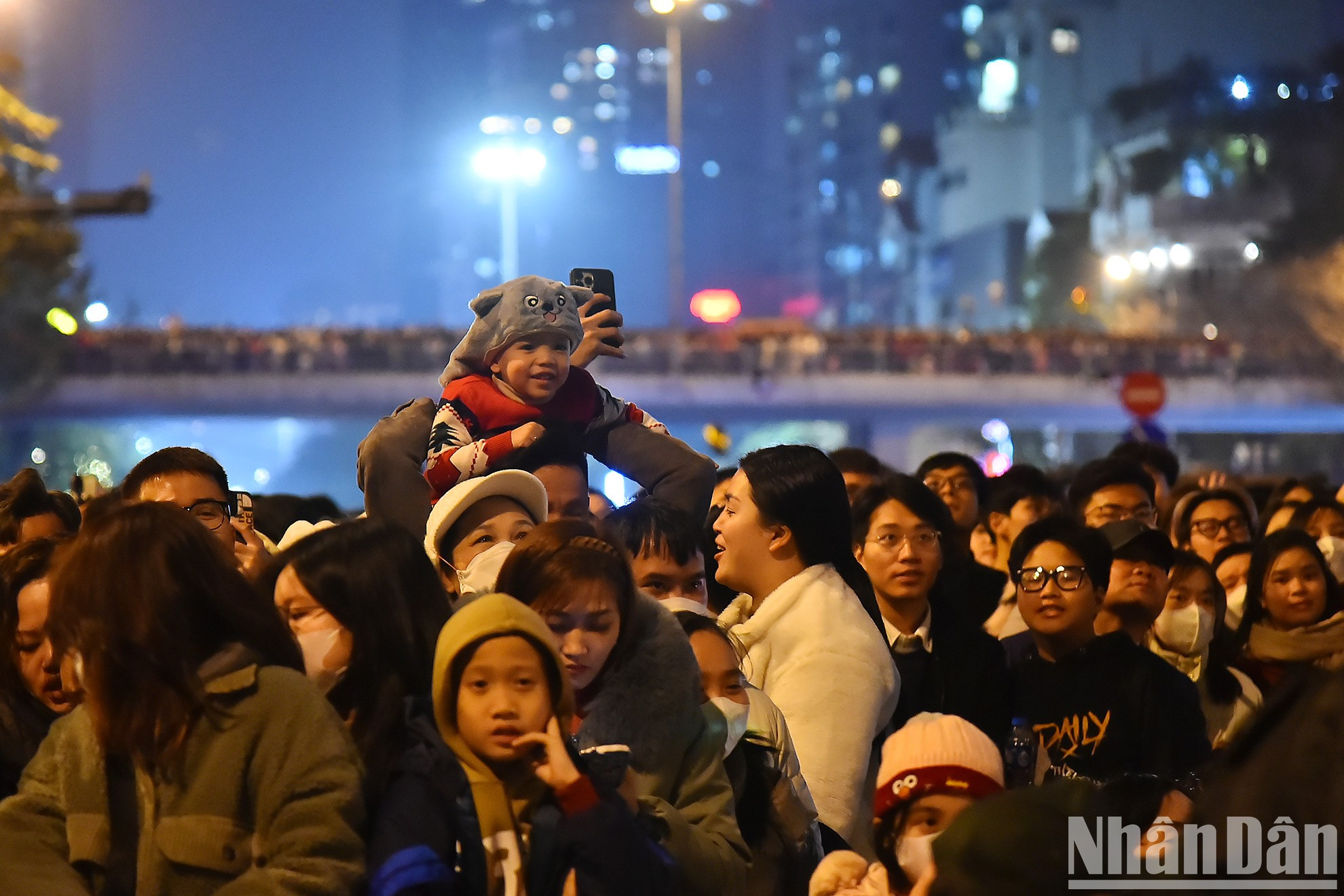 Большое количество жителей столицы и туристов собралось на перекрестке Ванкао (район Тэйхо), чтобы полюбоваться специальной программой. Большое количество жителей столицы и туристов собралось на перекрестке Ванкао (район Тэйхо), чтобы полюбоваться специальной программой.