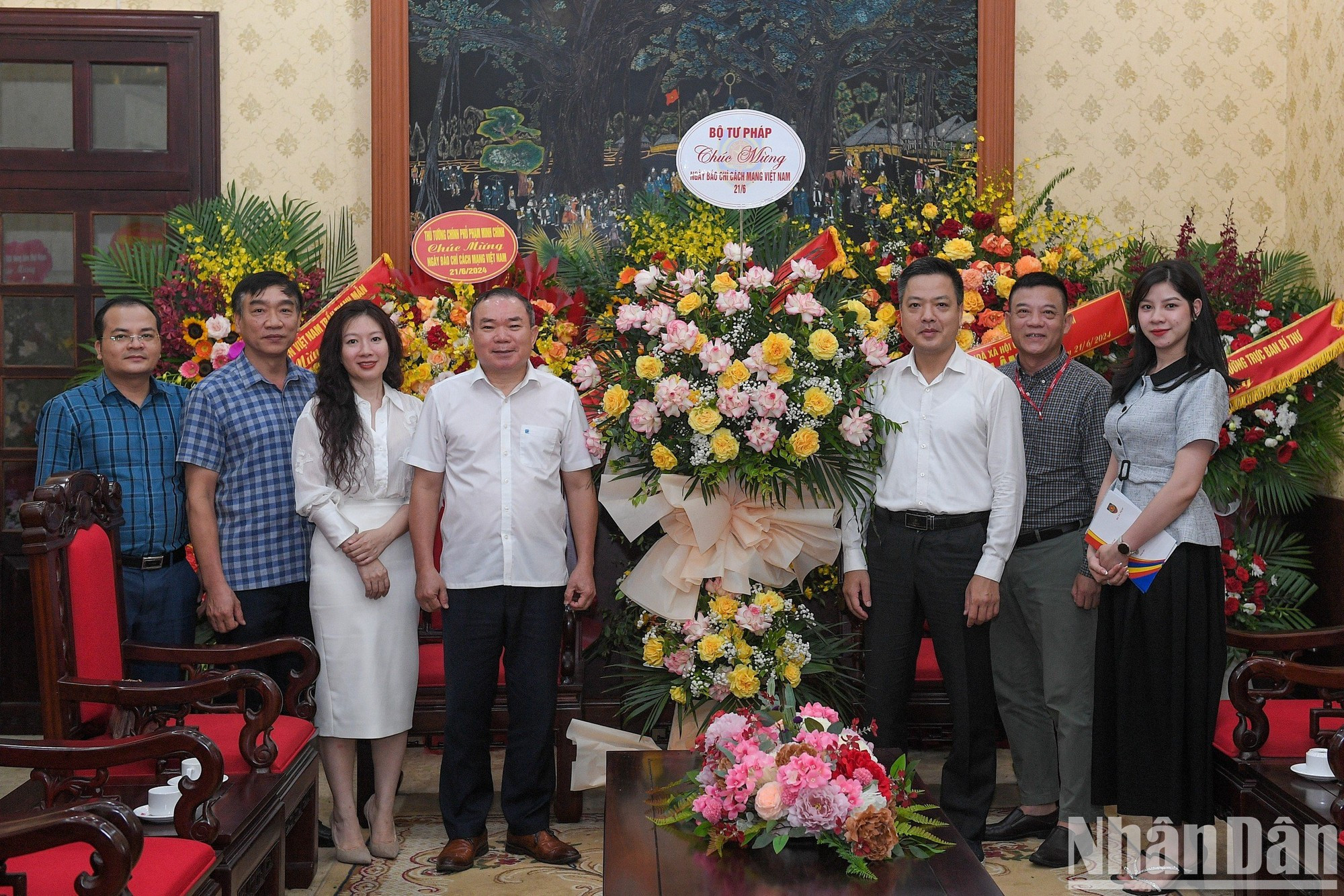 Постоянный заместитель секретаря Парткома Министерства юстиции Нгуен Ким Тинь направляет наилучшие пожелания коллективу газеты «Нянзан». Постоянный заместитель секретаря Парткома Министерства юстиции Нгуен Ким Тинь направляет наилучшие пожелания коллективу газеты «Нянзан».