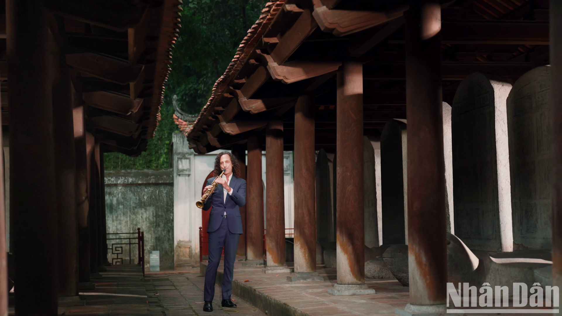 и услышим звук саксофона в месте, которое хранит красивые традиции любознательности нации.