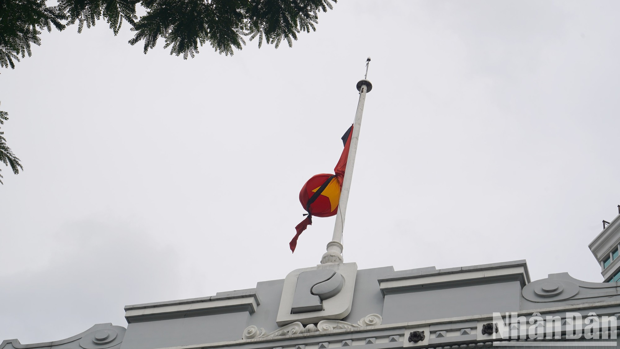 Флаги приспустили перед национальным трауром по товарищу Нгуен Фу Чонгу.