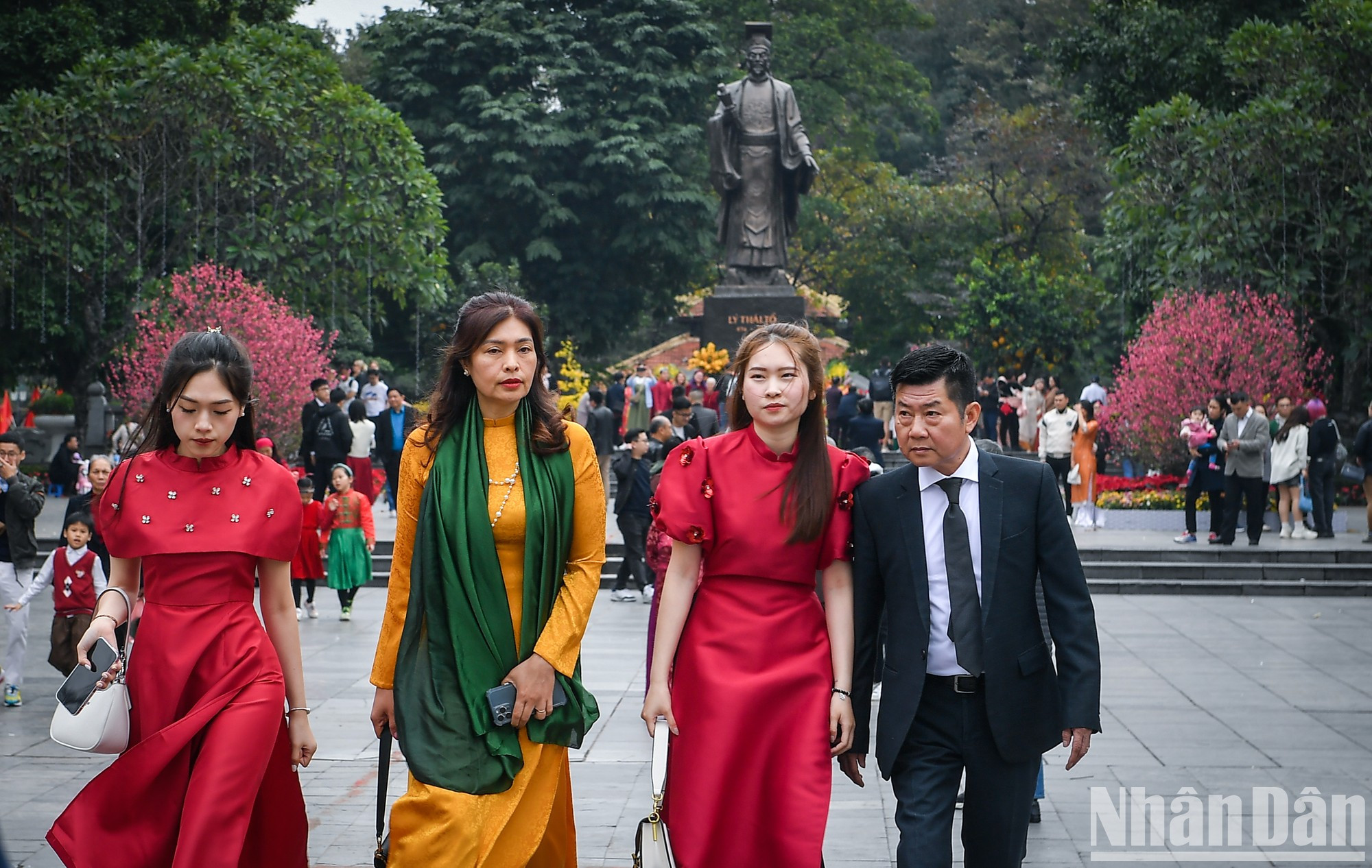 Каждая семья выбирает свой стиль «аозай» или наряды с яркими цветами. Каждая семья выбирает свой стиль «аозай» или наряды с яркими цветами.