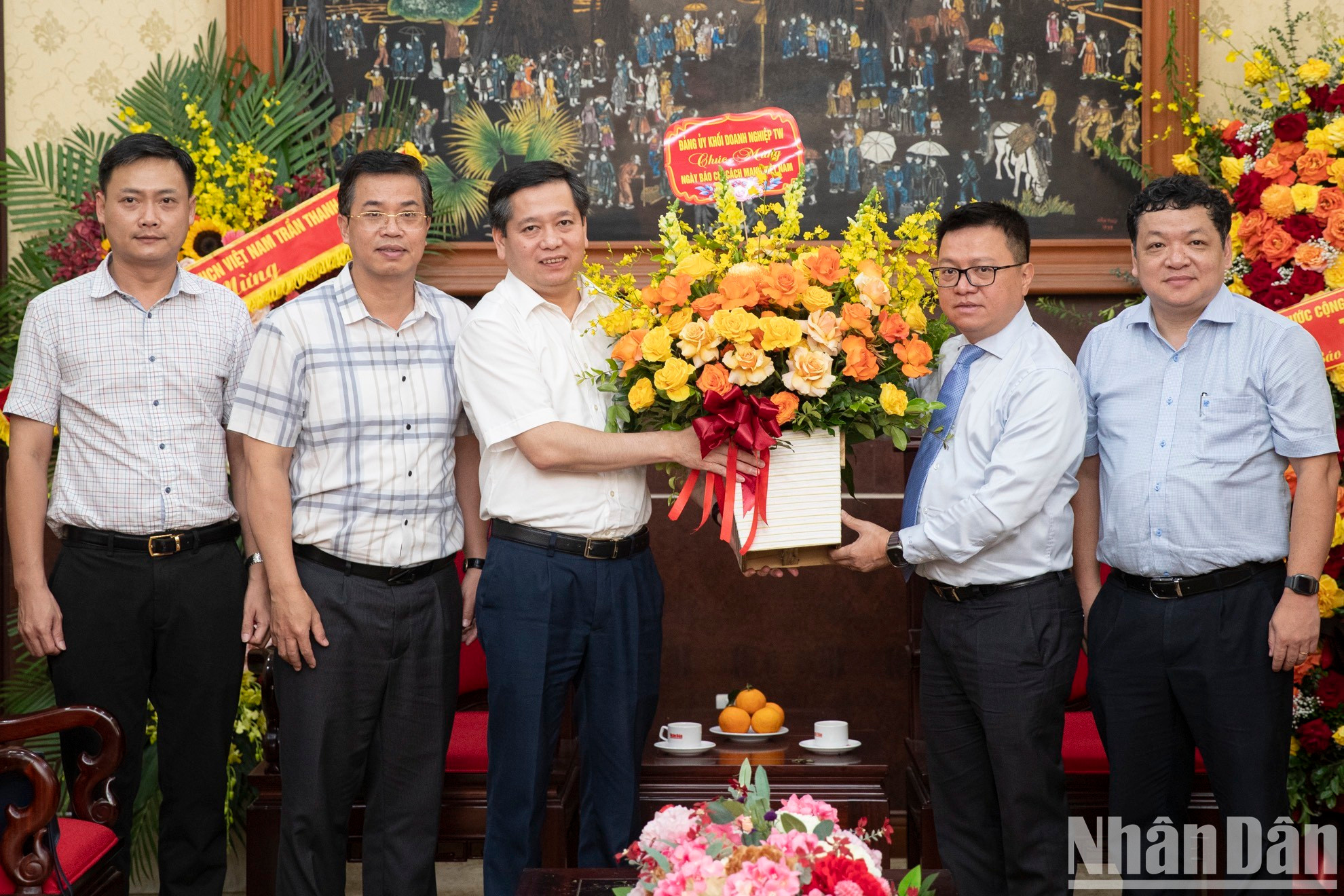 Кандидат в члены ЦК КПВ, Секретарь Парткома Объединения центральных предприятий Нгуен Лонг Хай и делегация поздравляют коллектив газеты «Нянзан». Кандидат в члены ЦК КПВ, Секретарь Парткома Объединения центральных предприятий Нгуен Лонг Хай и делегация поздравляют коллектив газеты «Нянзан».