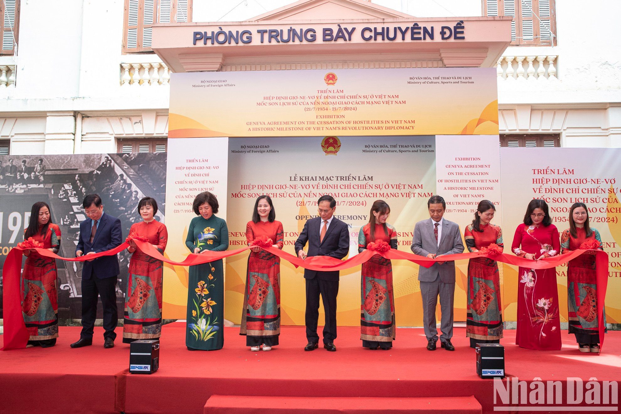 Делегаты перерезают ленточку в знак открытия выставки. Делегаты перерезают ленточку в знак открытия выставки.