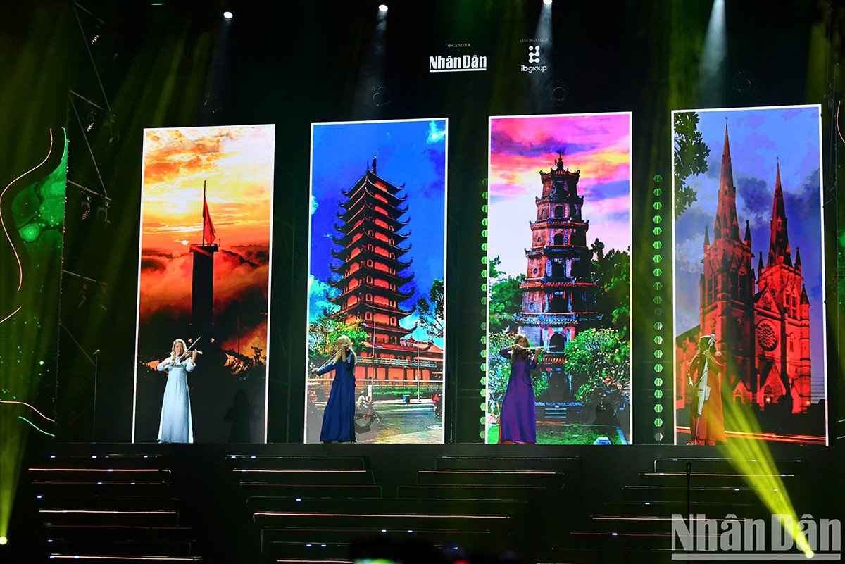 Красивые вьетнамские пейзажи демонстрируются в наборе из четырех картин. Красивые вьетнамские пейзажи демонстрируются в наборе из четырех картин.