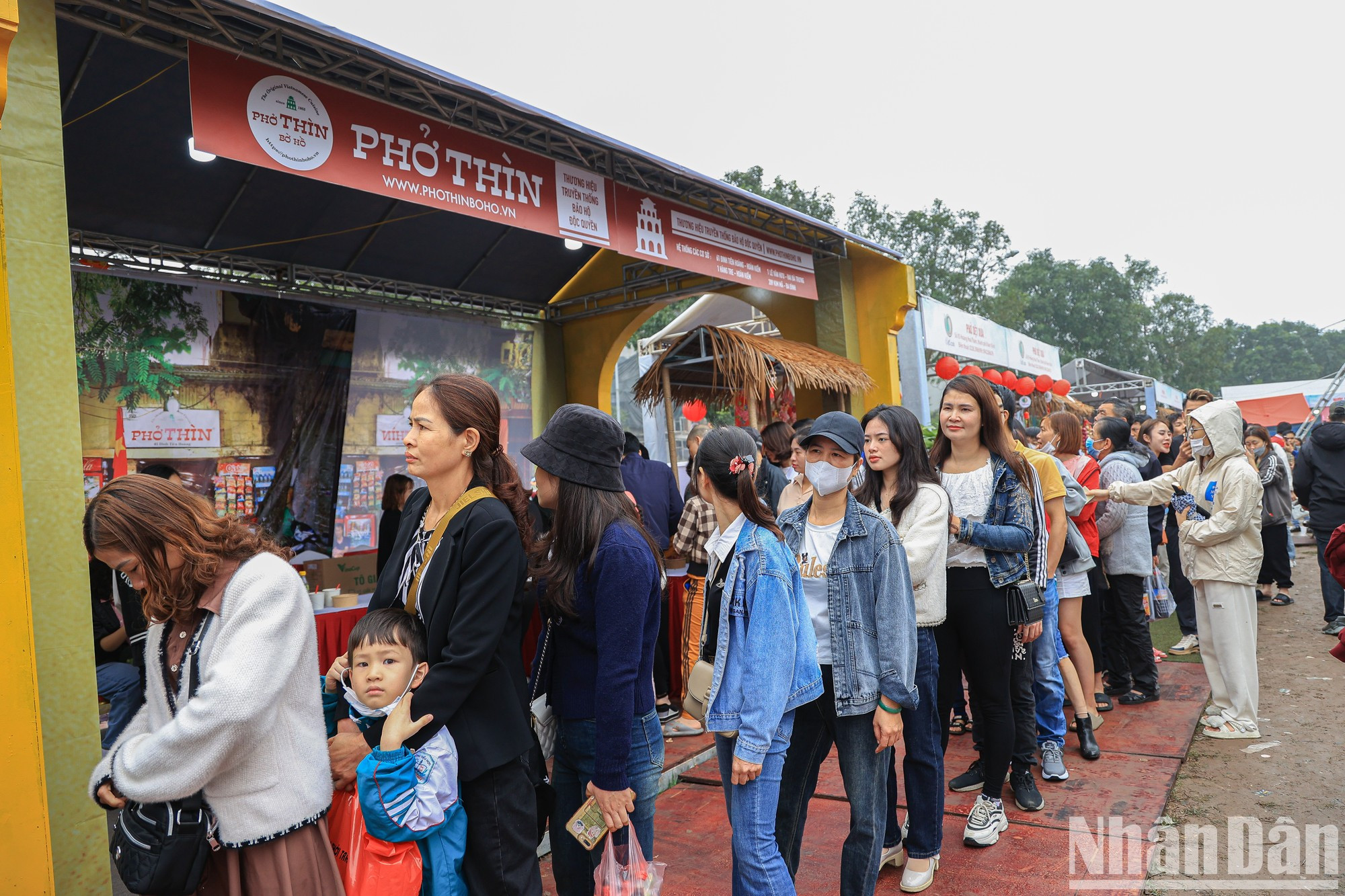 Получив купоны, люди стояли в длинных очередях, чтобы насладиться «фо». Традиционные бренды супа «фо» с говядиной, особенно «фо» Ванку, по-прежнему привлекают особое внимание посетителей. Получив купоны, люди стояли в длинных очередях, чтобы насладиться «фо». Традиционные бренды супа «фо» с говядиной, особенно «фо» Ванку, по-прежнему привлекают особое внимание посетителей.