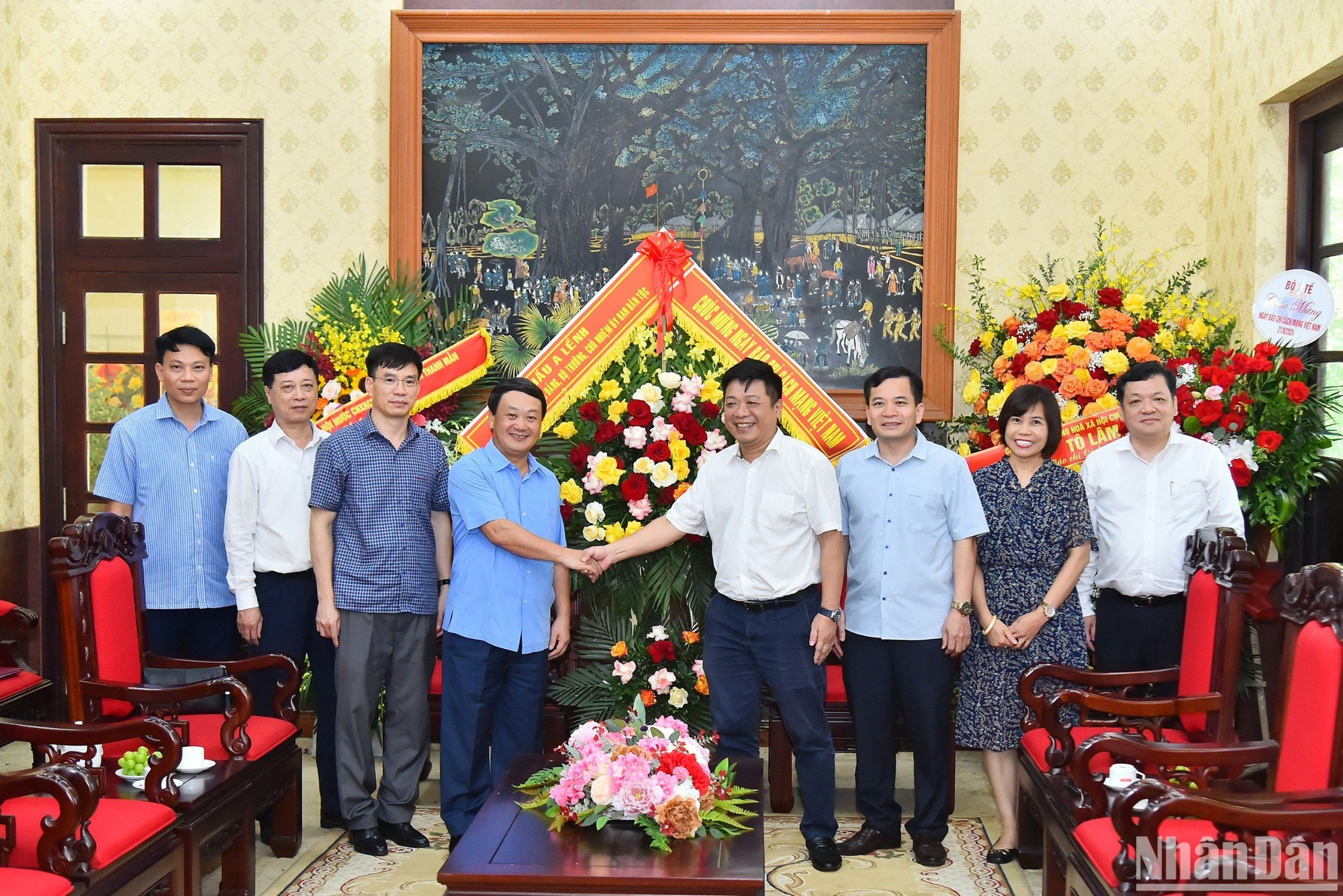 Член ЦК КПВ, Министр, Председатель Комитета по делам народностей Хау А Лень вручает цветы газете «Нянзан».