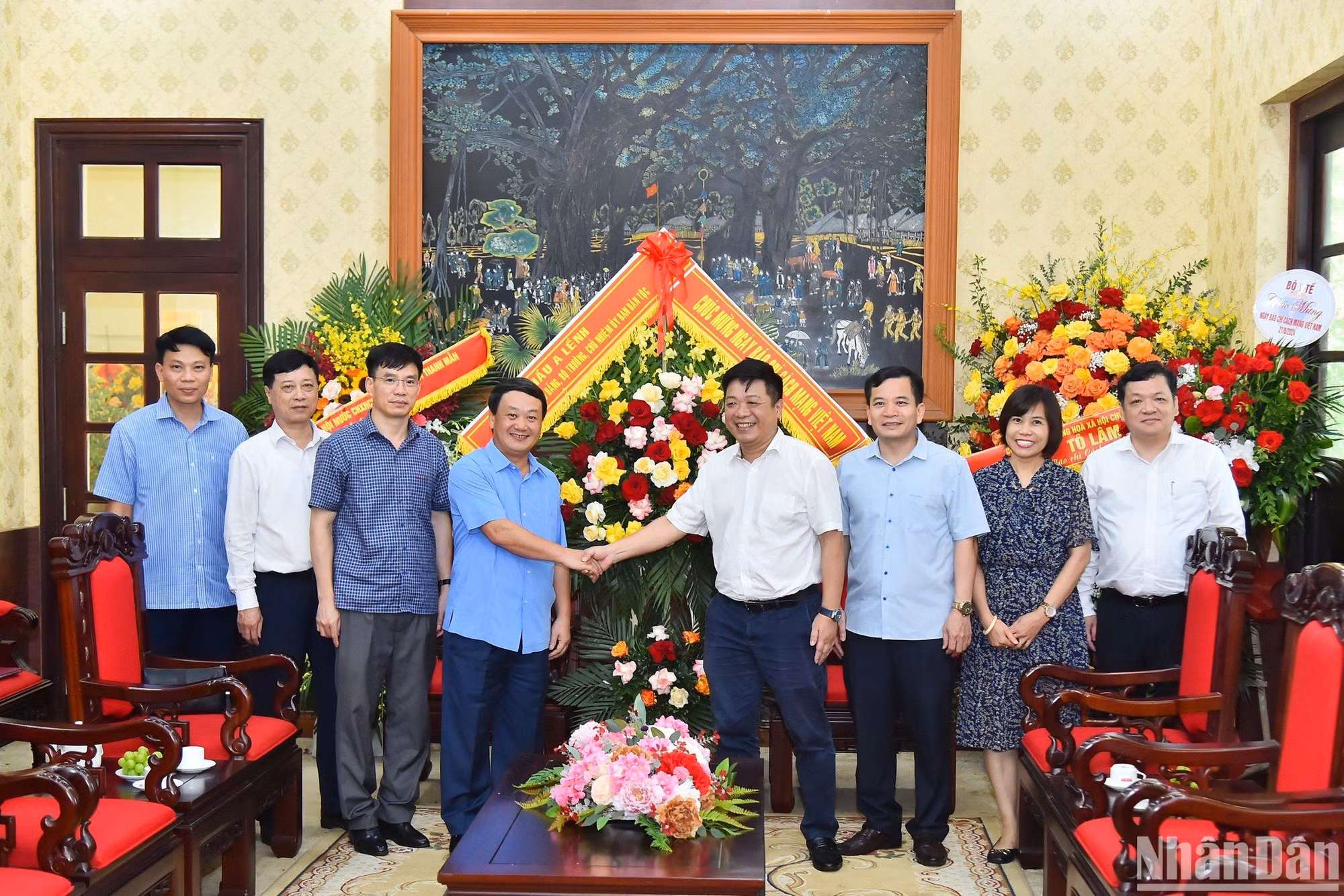 Член ЦК КПВ, Министр, Председатель Комитета по делам народностей Хау А Лень вручает цветы газете «Нянзан».