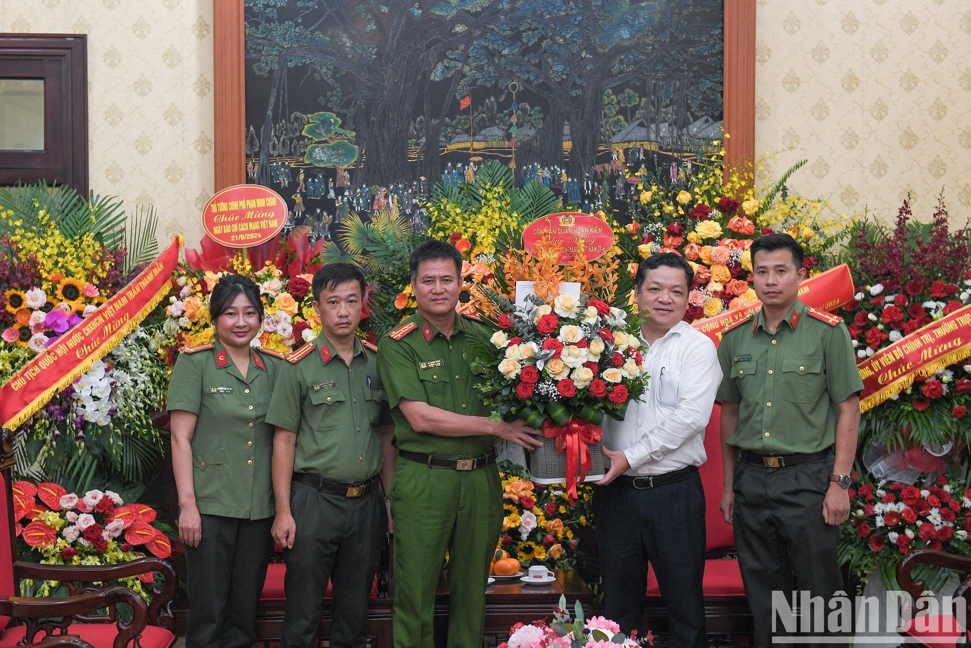 Делегация Сил общественной безопасности района Хоанкием (Ханой) во главе с начальником Сил старшим полковником Ха Мань Хунгом посещает головной офис газеты «Нянзан». Делегация Сил общественной безопасности района Хоанкием (Ханой) во главе с начальником Сил старшим полковником Ха Мань Хунгом посещает головной офис газеты «Нянзан».