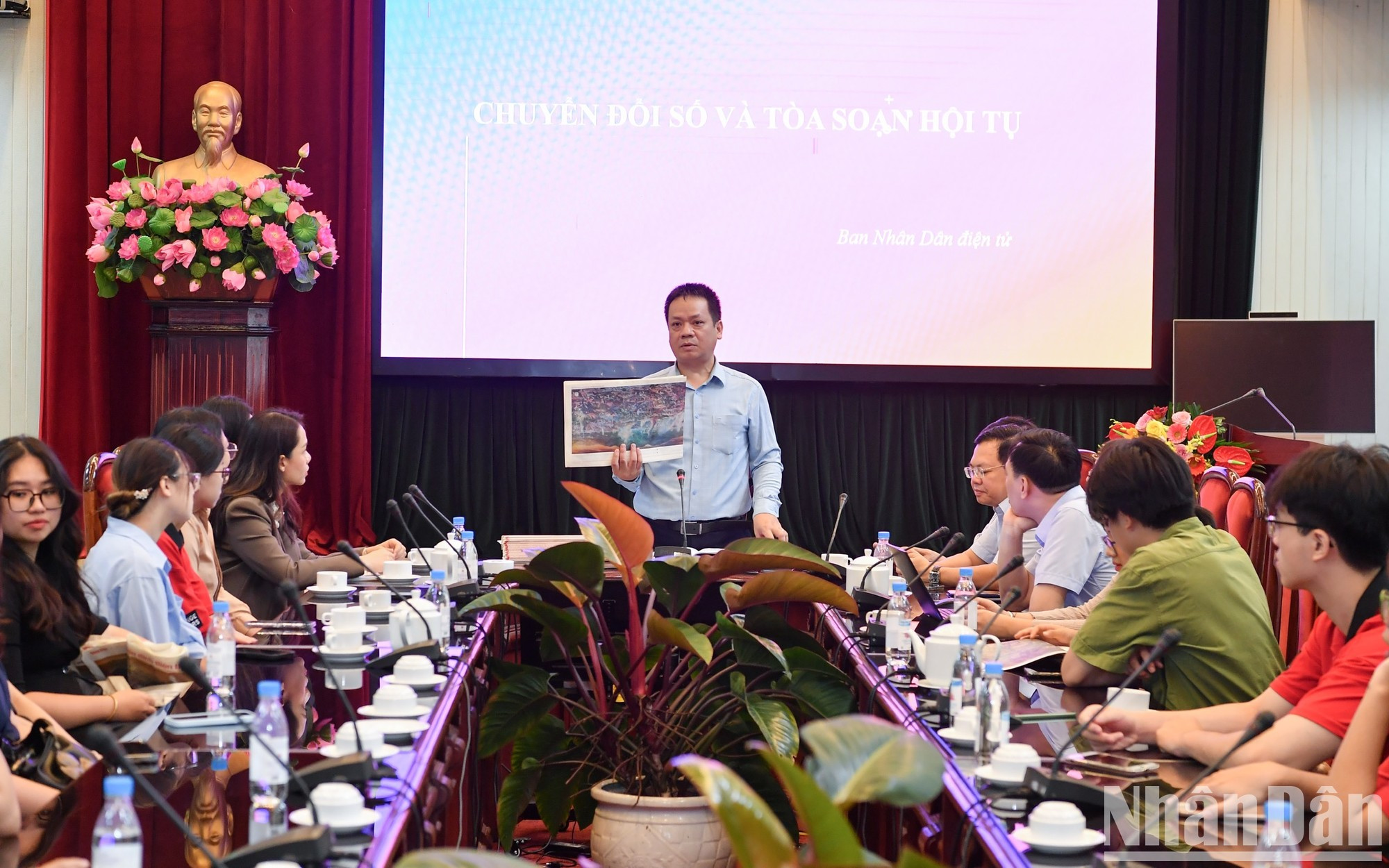 Товарищ Фам Шонг Ха отвечает на вопросы студентов.