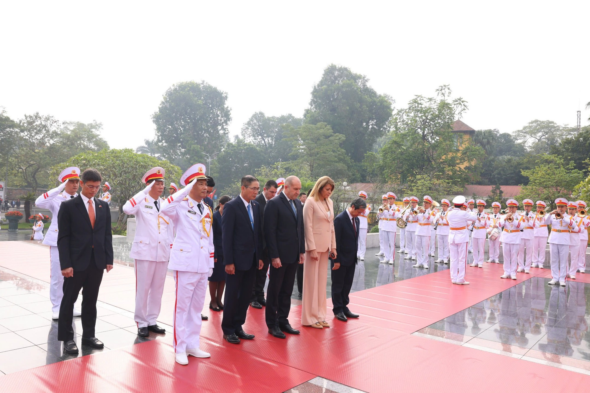 Президент Болгарии Румен Радев с супругой и члены делегации почитают память павших бойцов у Монумента павшим за Родину на улице Бакшон.