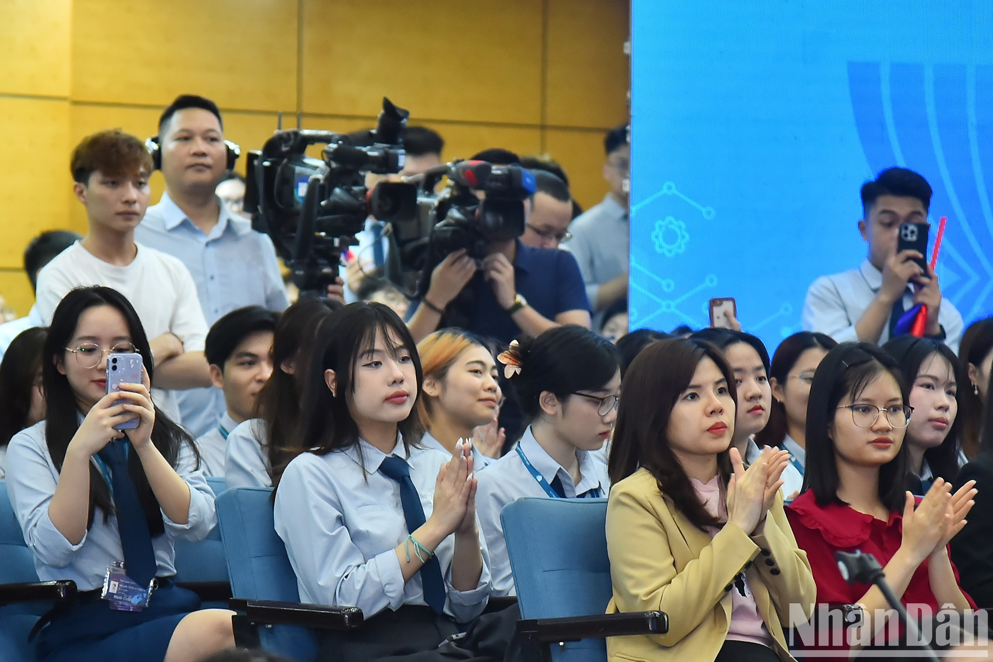 В диалоге приняло участие большое количество студентов Дипломатической академии Вьетнама. В диалоге приняло участие большое количество студентов Дипломатической академии Вьетнама.
