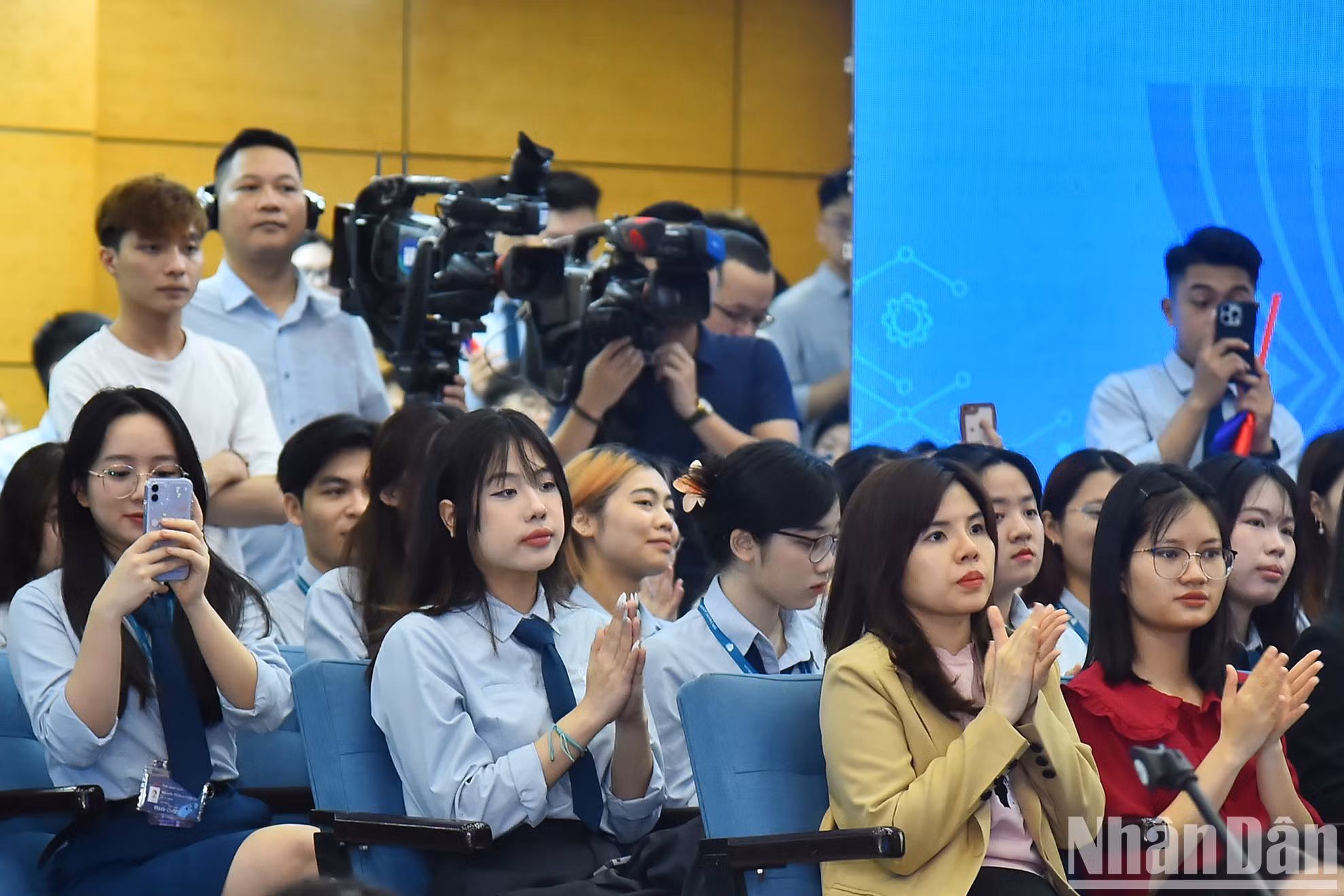 В диалоге приняло участие большое количество студентов Дипломатической академии Вьетнама.
