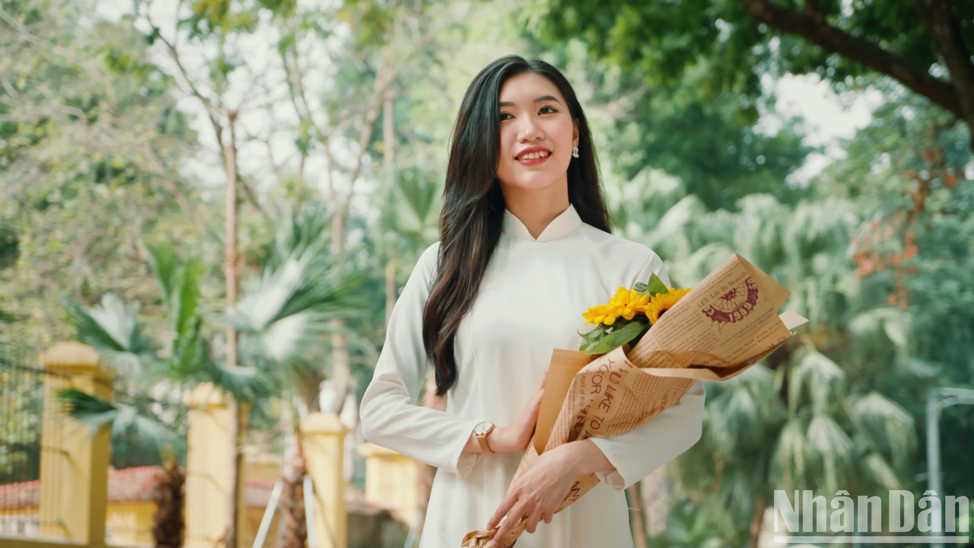 Весенний образ вьетнамской девушки на улицах столицы.