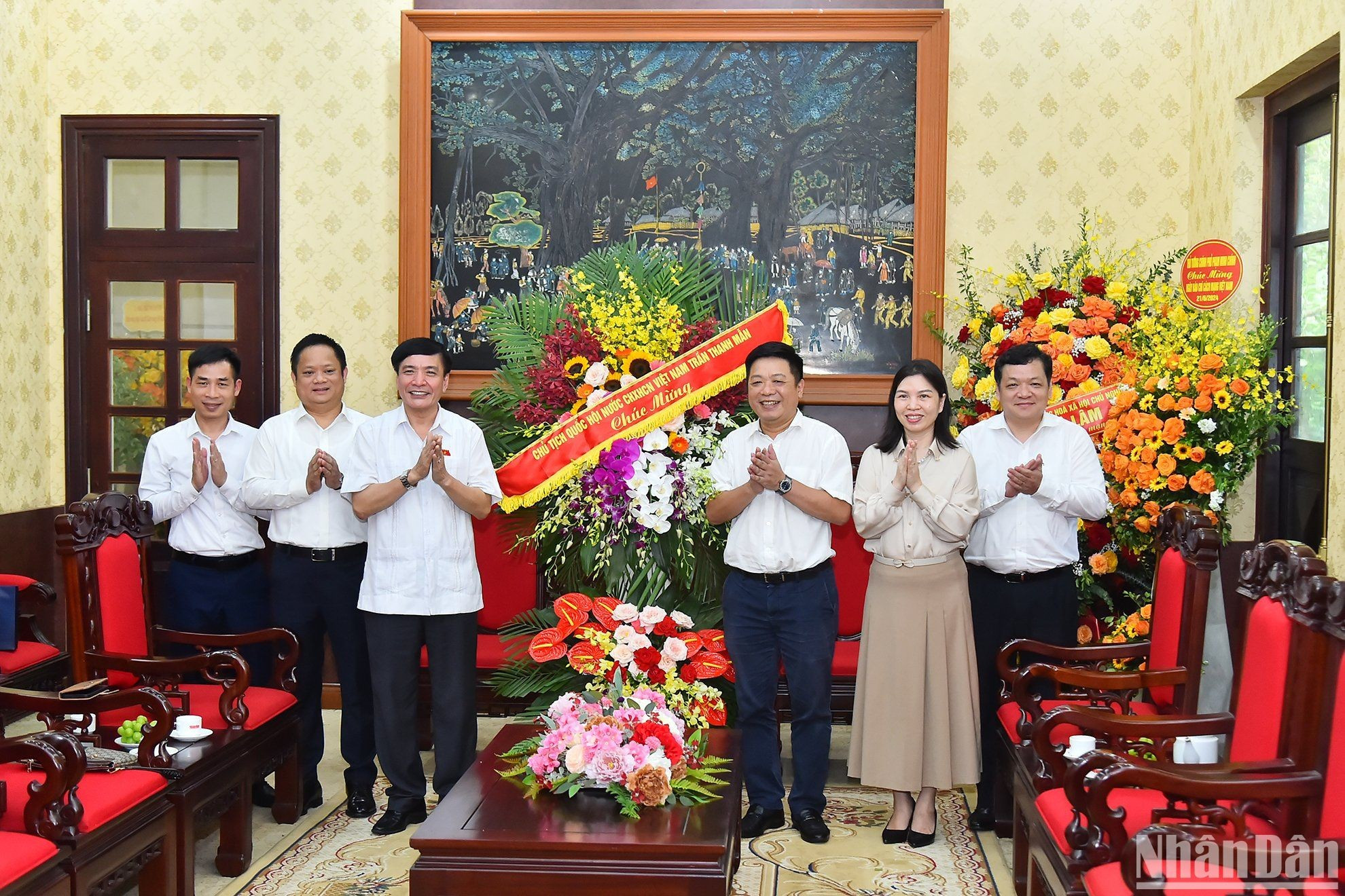 Член ЦК КПВ, Генеральный секретарь НС, Заведующий Канцелярией НС Буй Ван Кыонг поздравляет руководителей и коллектив газеты «Нянзан» с праздником.