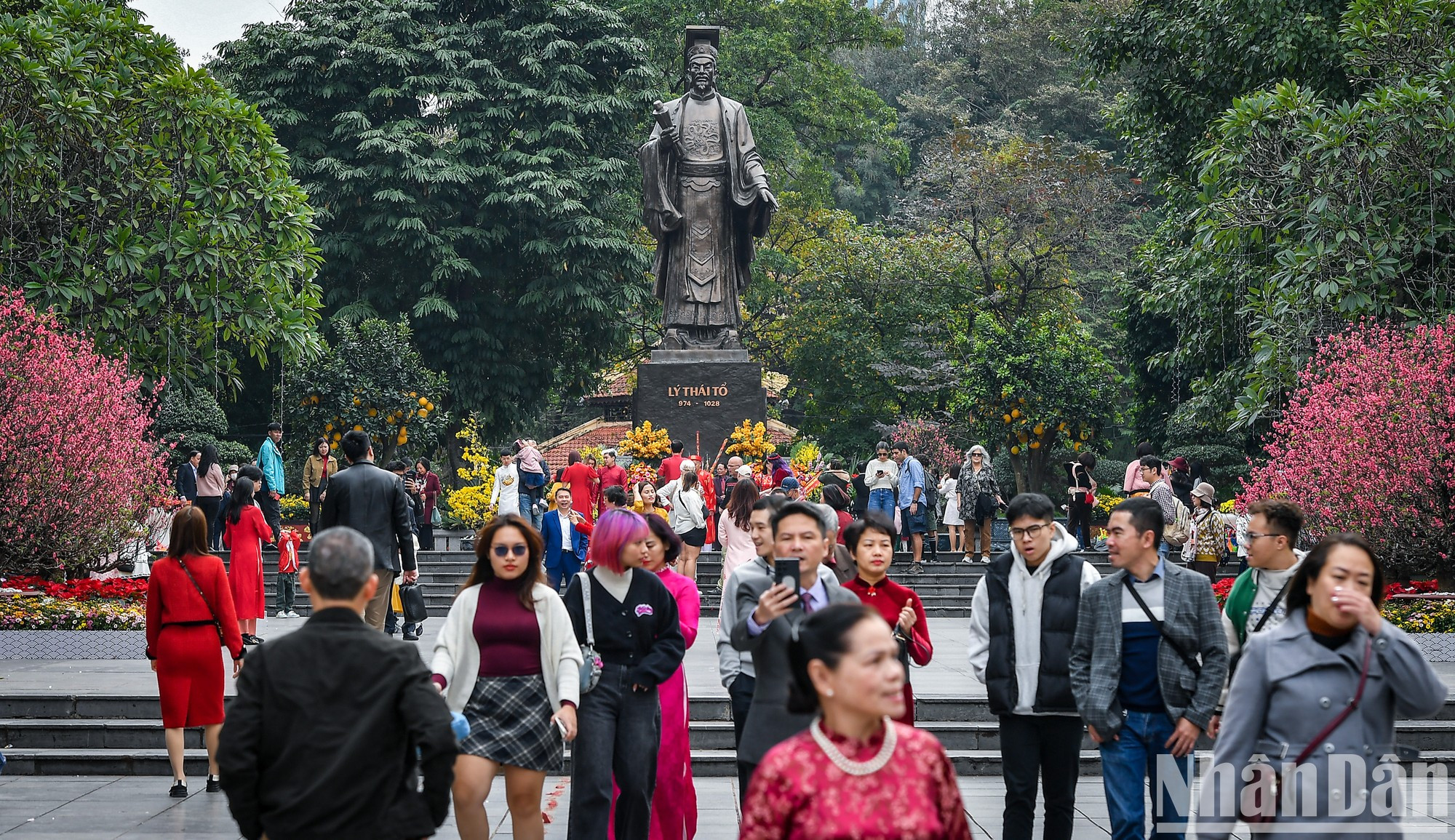 Оживленная атмосфера встречи новой весны в районе памятника Королю Ли Тхай То. Оживленная атмосфера встречи новой весны в районе памятника Королю Ли Тхай То.