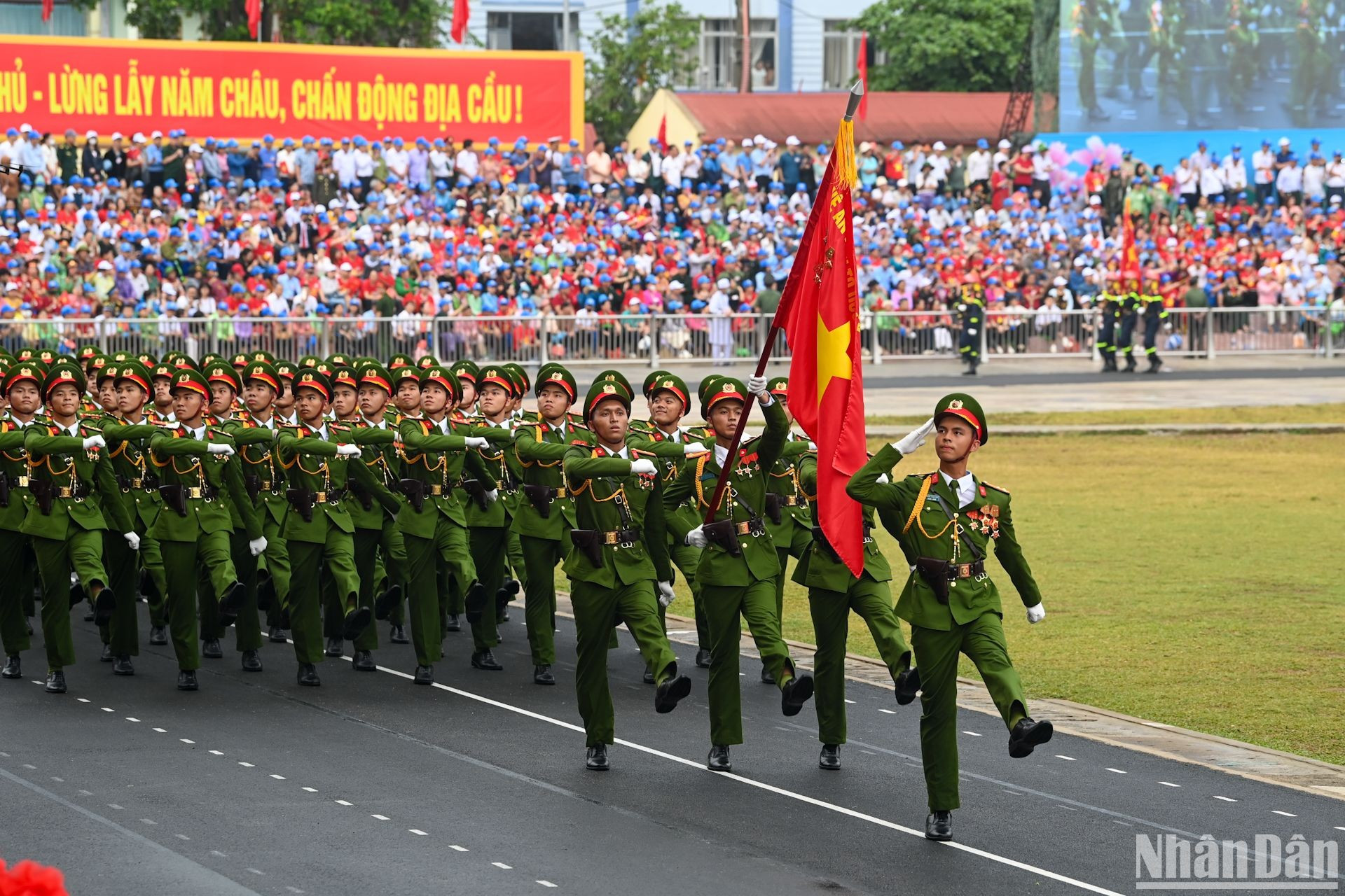 Группа мужчин из Сил народной общественной безопасности. Группа мужчин из Сил народной общественной безопасности.