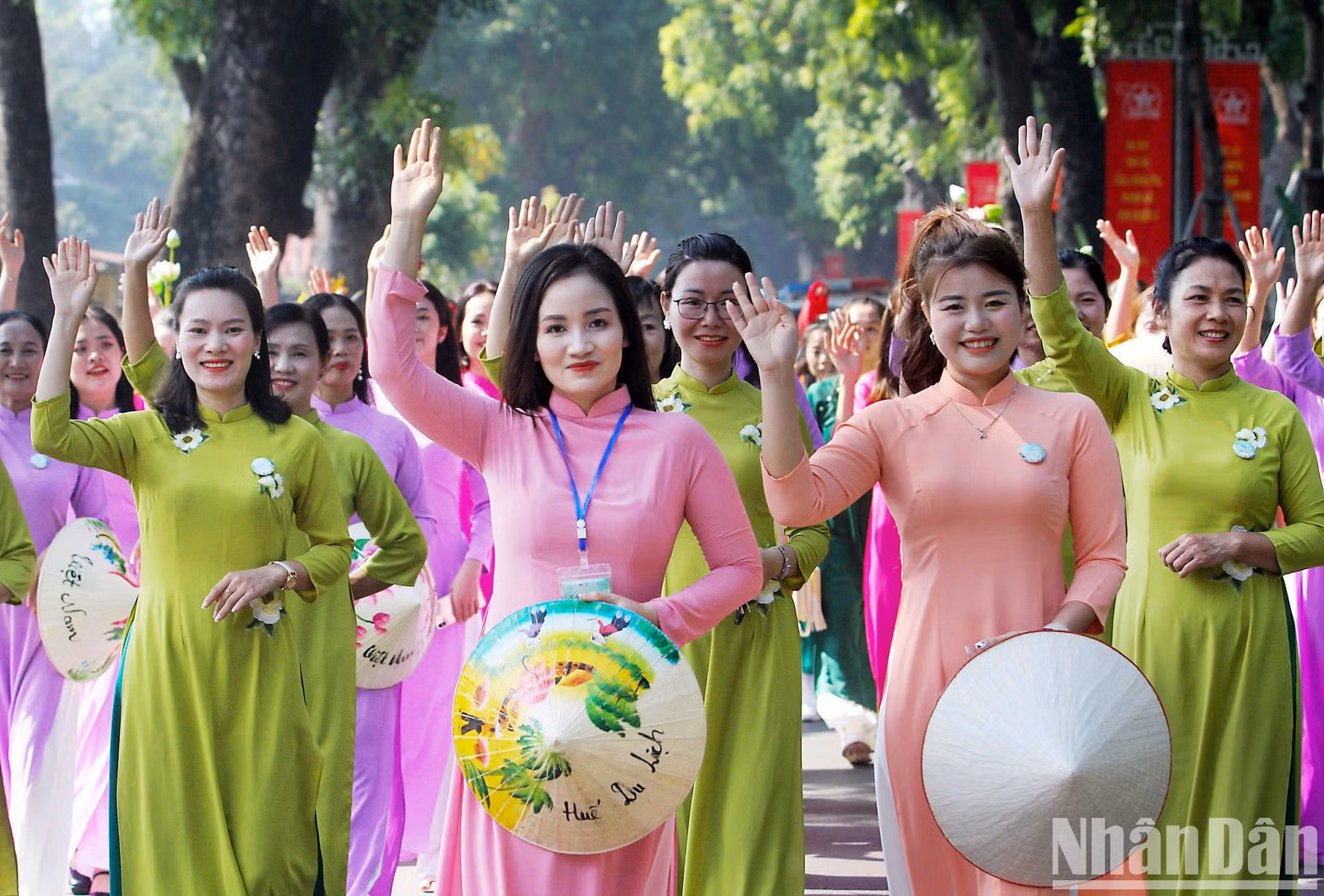 Столичные женщины участвуют в параде. Столичные женщины участвуют в параде.