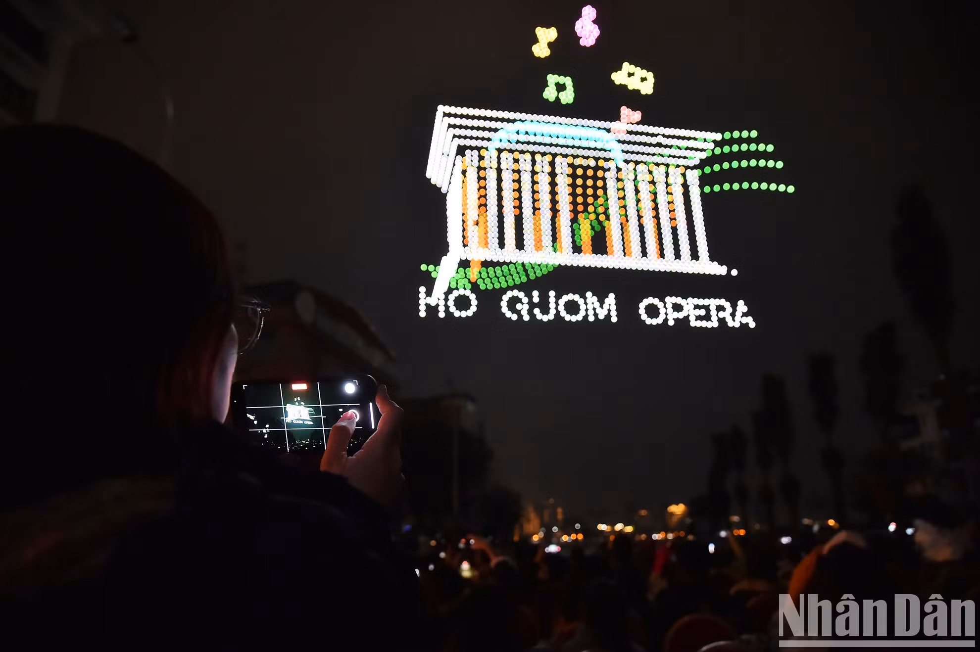 Жители и туристы имели возможность запечатлеть моменты этого впечатляющего светового шоу.