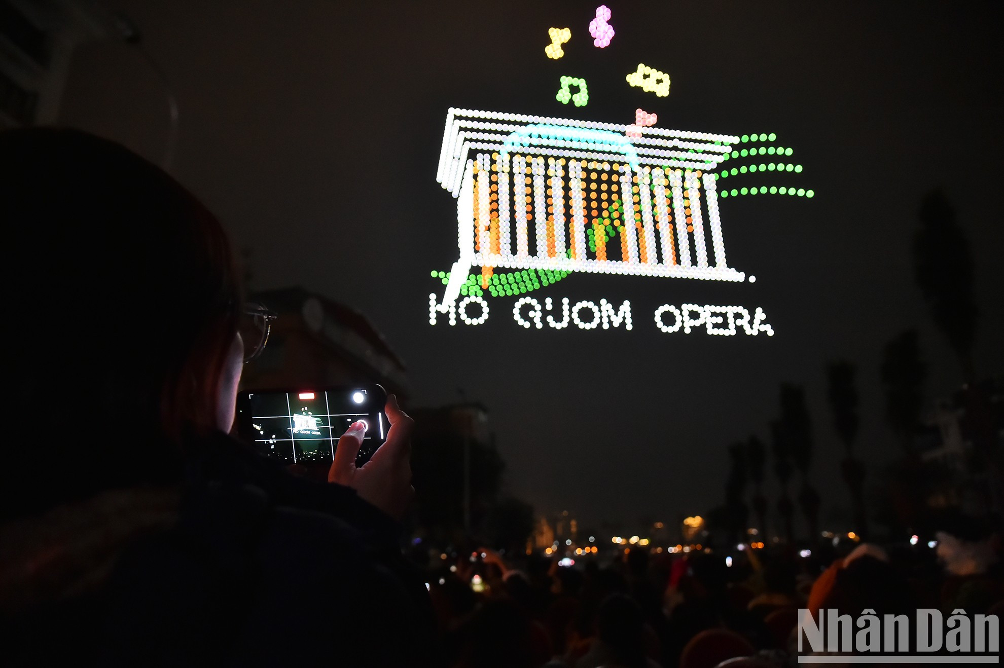 Жители и туристы имели возможность запечатлеть моменты этого впечатляющего светового шоу. Жители и туристы имели возможность запечатлеть моменты этого впечатляющего светового шоу.