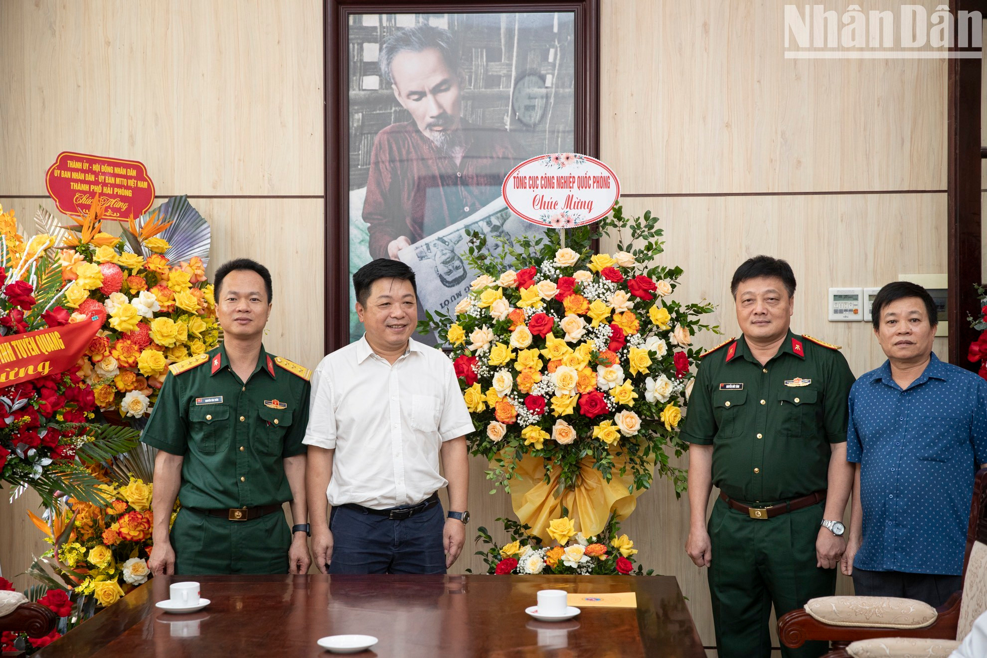 Руководитель газеты «Нянзан» принимает делегацию Главного управления оборонной промышленности Министерства обороны.