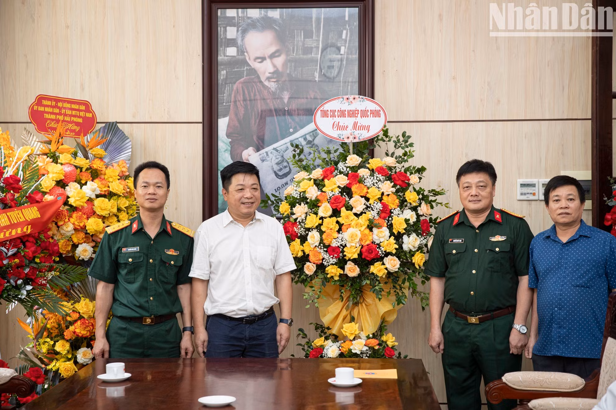 Руководитель газеты «Нянзан» принимает делегацию Главного управления оборонной промышленности Министерства обороны.