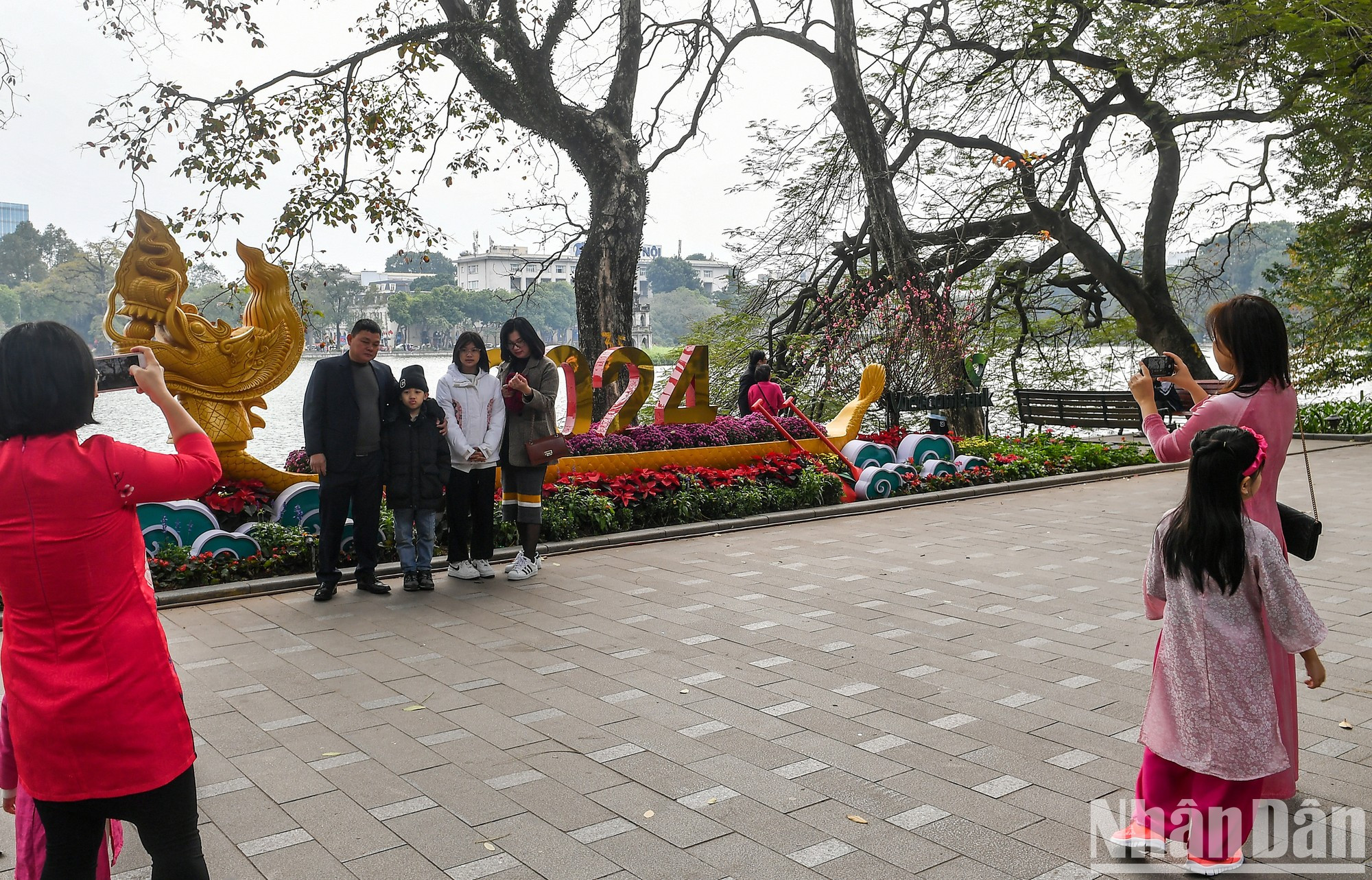 В районе озера Хоанкием многие хотели запечатлеть моменты весенней прогулки наряду с символами дракона или миниатюрными пейзажами 2024 года... В районе озера Хоанкием многие хотели запечатлеть моменты весенней прогулки наряду с символами дракона или миниатюрными пейзажами 2024 года...