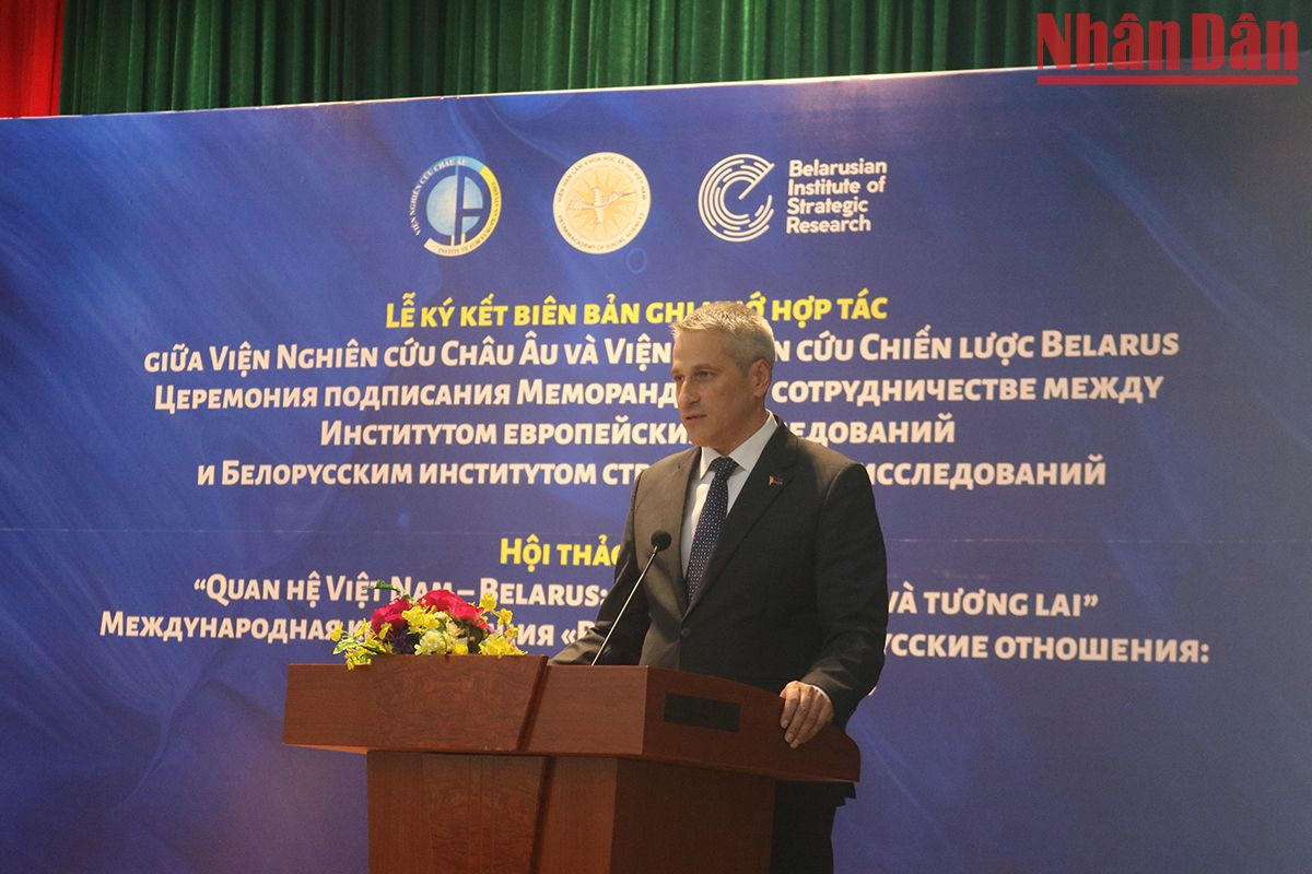 Посол Беларуси во Вьетнаме Владимир Владимирович Боровиков выступает с речью. Фото: Нгок Чунг Посол Беларуси во Вьетнаме Владимир Владимирович Боровиков выступает с речью. Фото: Нгок Чунг