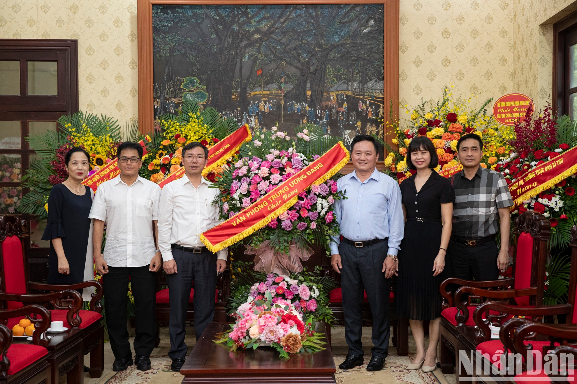 Руководители газеты «Нянзан» принимают делегацию Канцелярии ЦК КПВ во главе с Главой Департамента организации работы и управления персоналом Ву Лам Шоном. Руководители газеты «Нянзан» принимают делегацию Канцелярии ЦК КПВ во главе с Главой Департамента организации работы и управления персоналом Ву Лам Шоном.