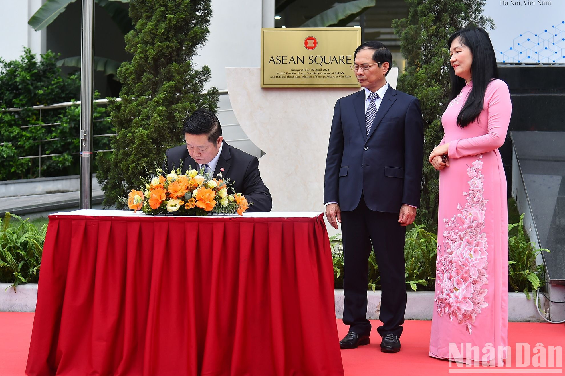 Генеральный секретарь АСЕАН Као Ким Хорн оставляет запись в памятной книге. Генеральный секретарь АСЕАН Као Ким Хорн оставляет запись в памятной книге.