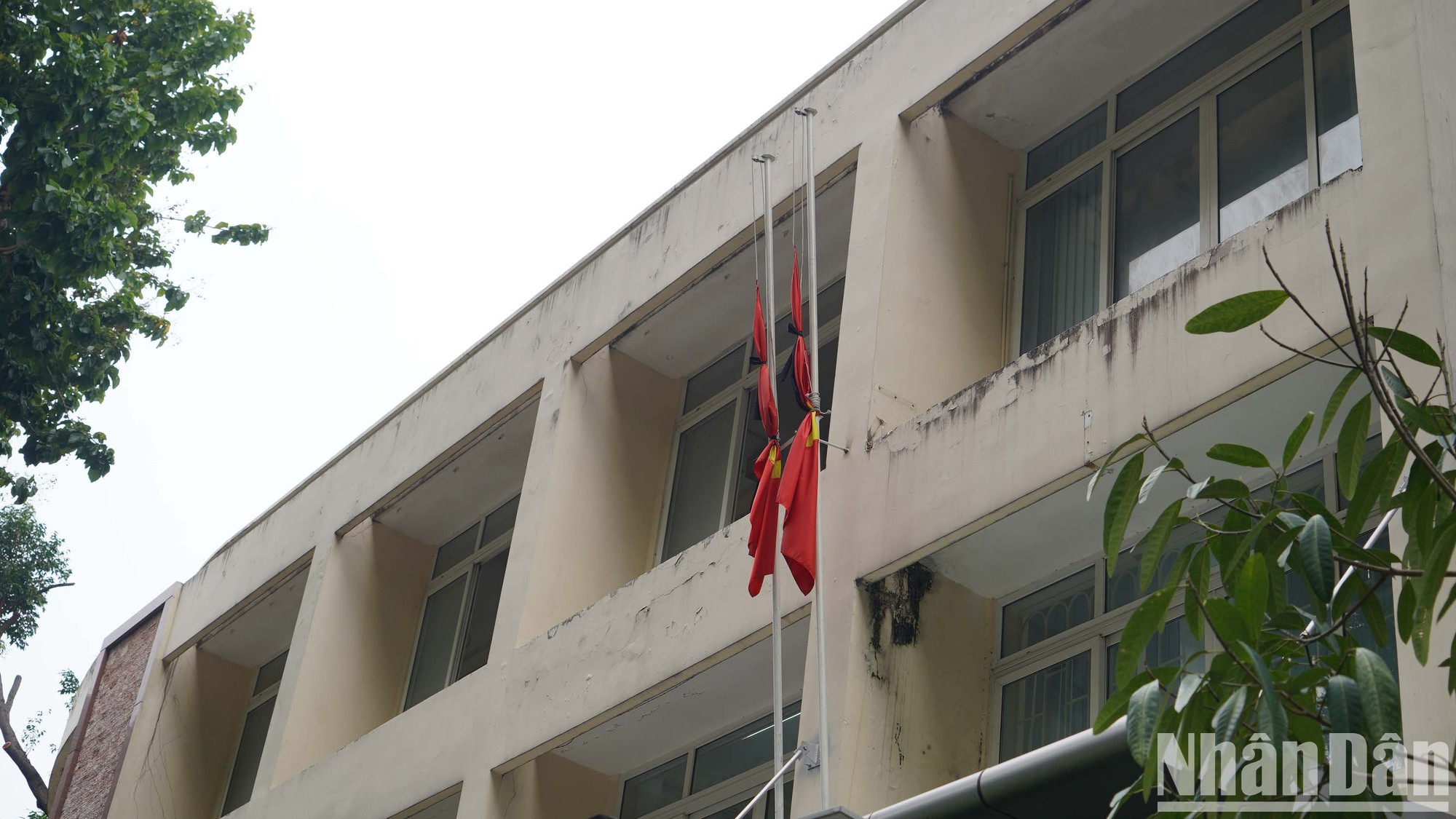 В офисах многих организаций в г. Хошимине приспустили флаги.