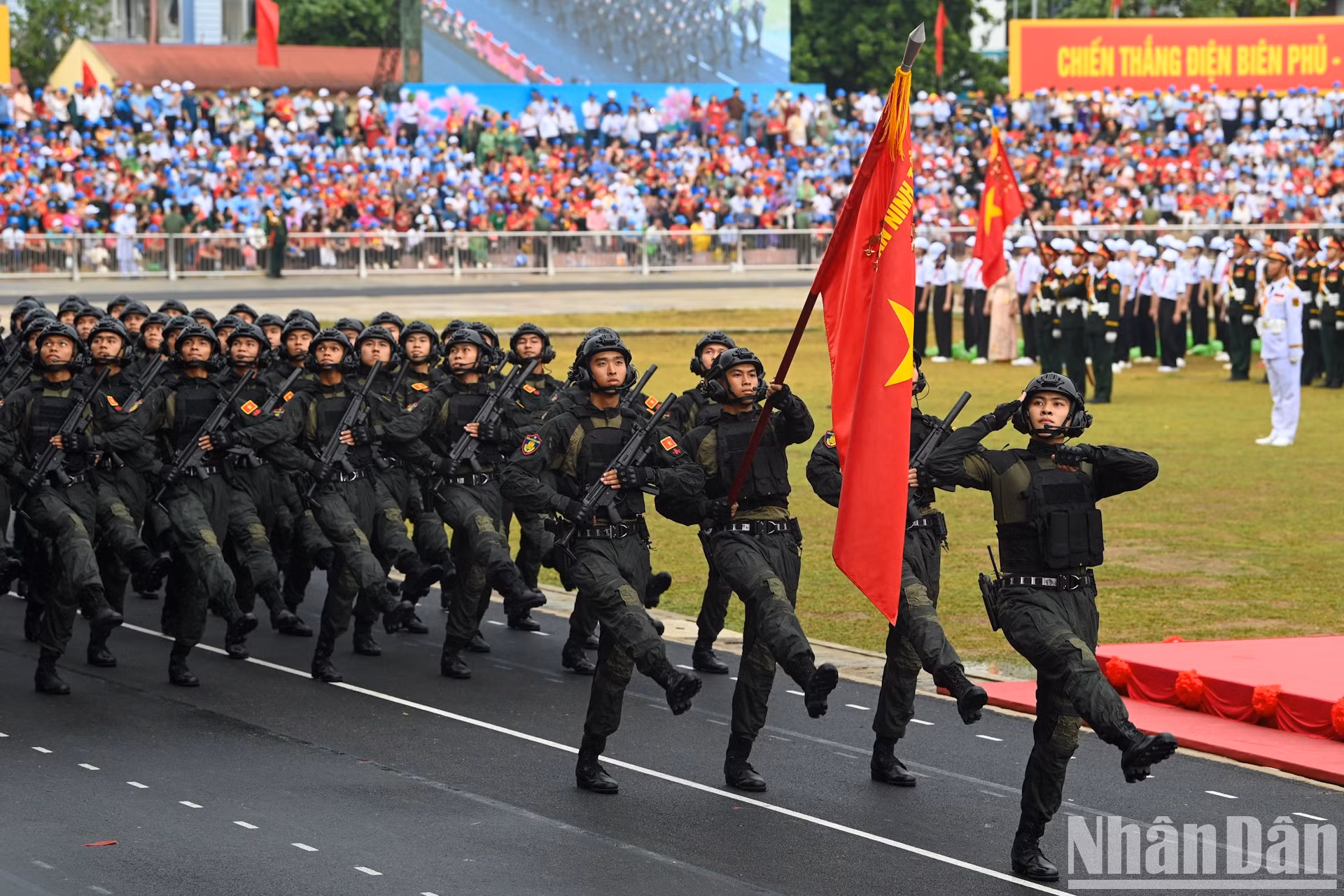 Группа мужчин-солдат спецназа.