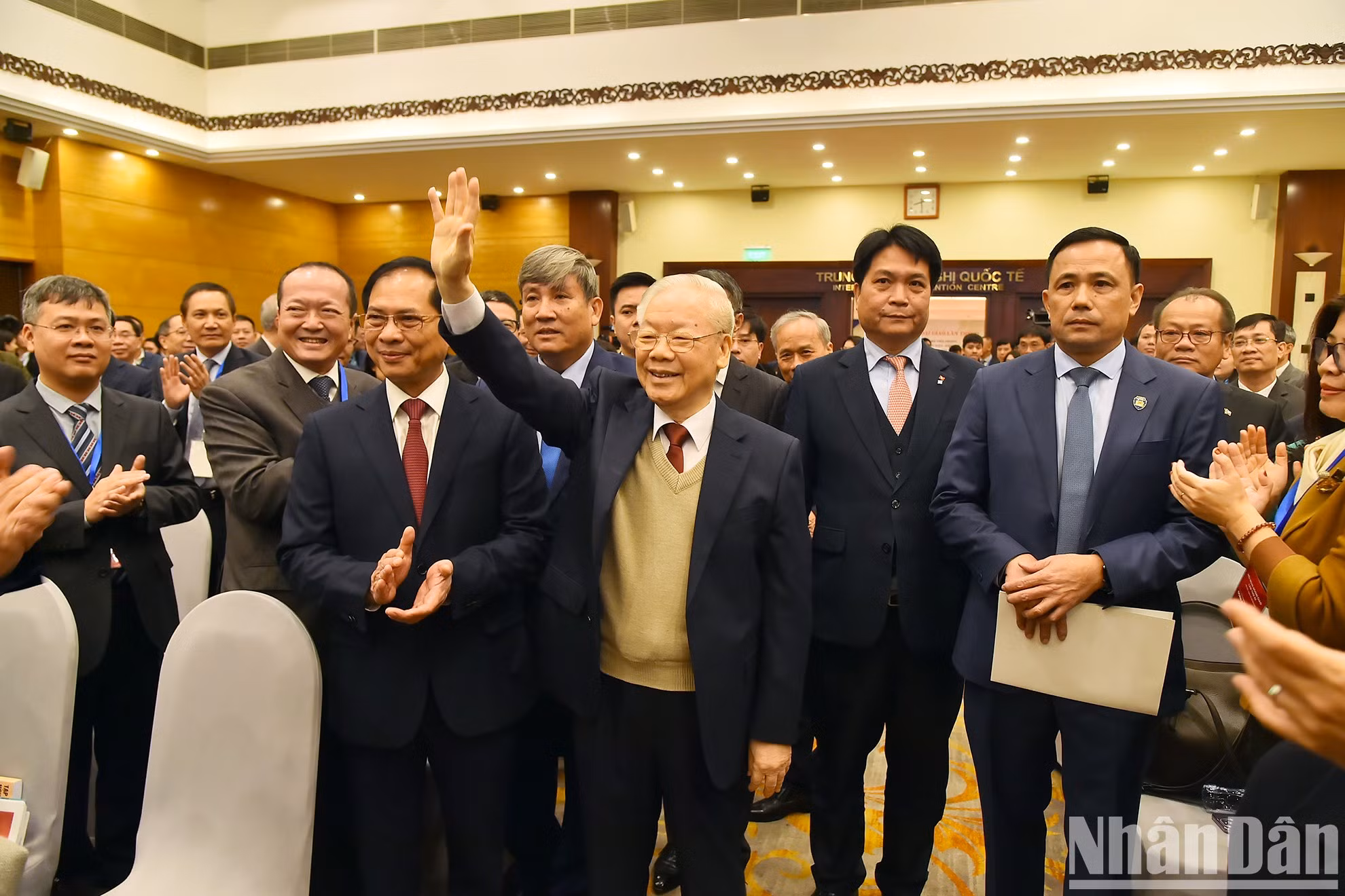 Генеральный секретарь ЦК КПВ Нгуен Фу Чонг и делегаты на открытии 32-й дипломатической конференции.