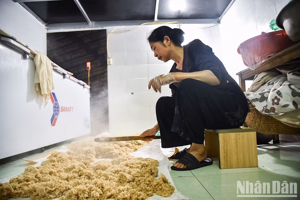 После приготовления риса до полной готовности его раскладывают на ровной поверхности тонким слоем и дают ему остыть.