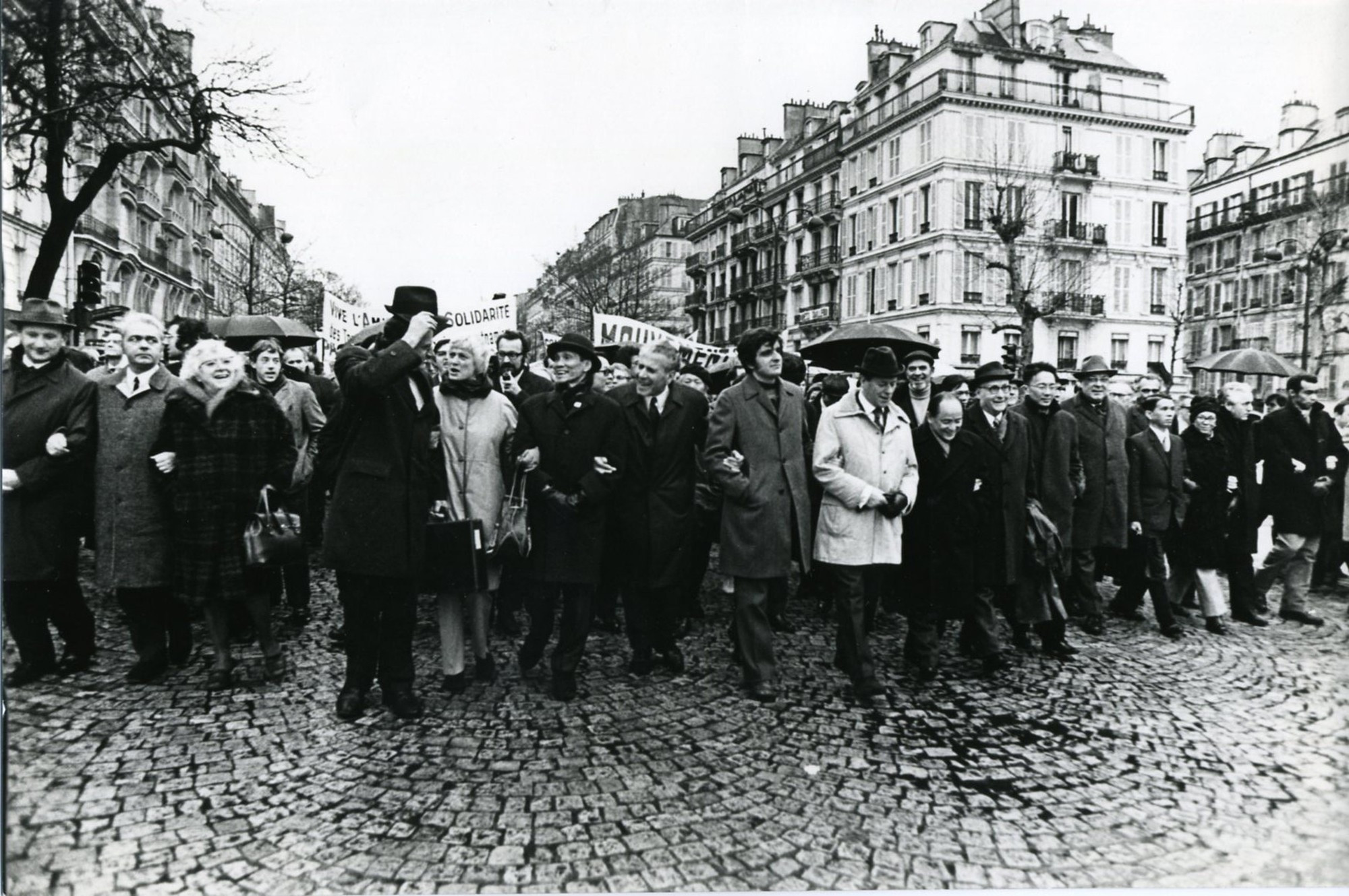 Демонстрация в Бастилии, Париж, в поддержку Вьетнама (8 мая 1972 года). Демонстрация в Бастилии, Париж, в поддержку Вьетнама (8 мая 1972 года).