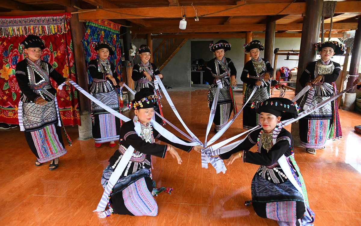 Исполнение танца народности Лао. Фото: Чан Тхань Дат Исполнение танца народности Лао. Фото: Чан Тхань Дат