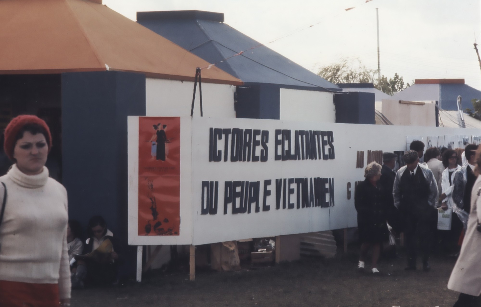 Плакат со словами «Громкие победы вьетнамского народа» на фестивале газеты «Юманите» ФКП в сентябре 1972 года. Плакат со словами «Громкие победы вьетнамского народа» на фестивале газеты «Юманите» ФКП в сентябре 1972 года.