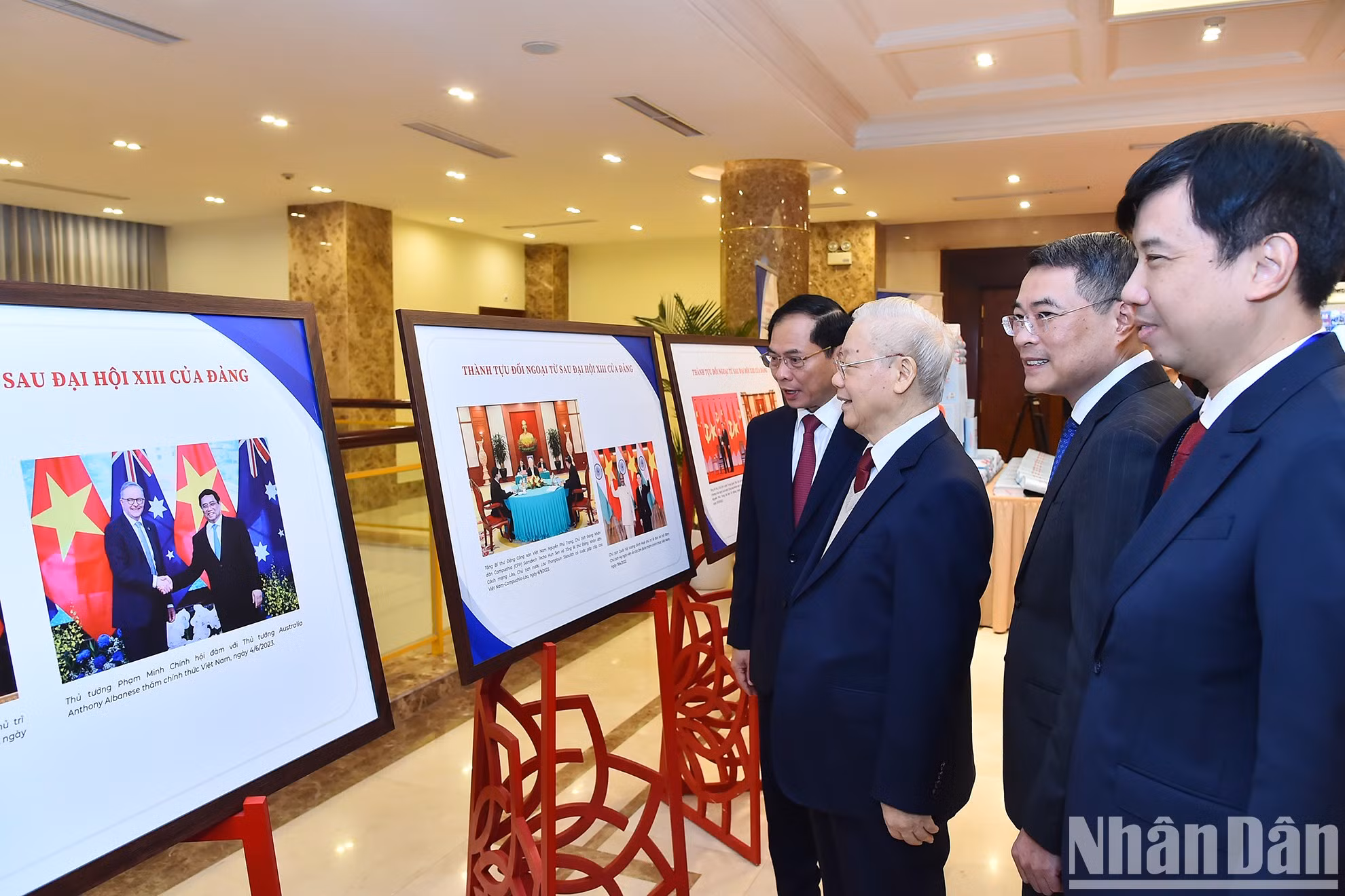 Генеральный секретарь ЦК КПВ Нгуен Фу Чонг и делегаты посещают фотовыставку в рамках 32-й дипломатической конференции.
