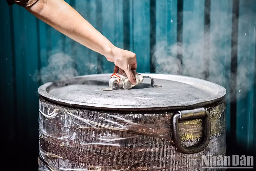 Затем рис готовят на пару. Это важный шаг, рис должен сохранять свою мягкость и клейкость.